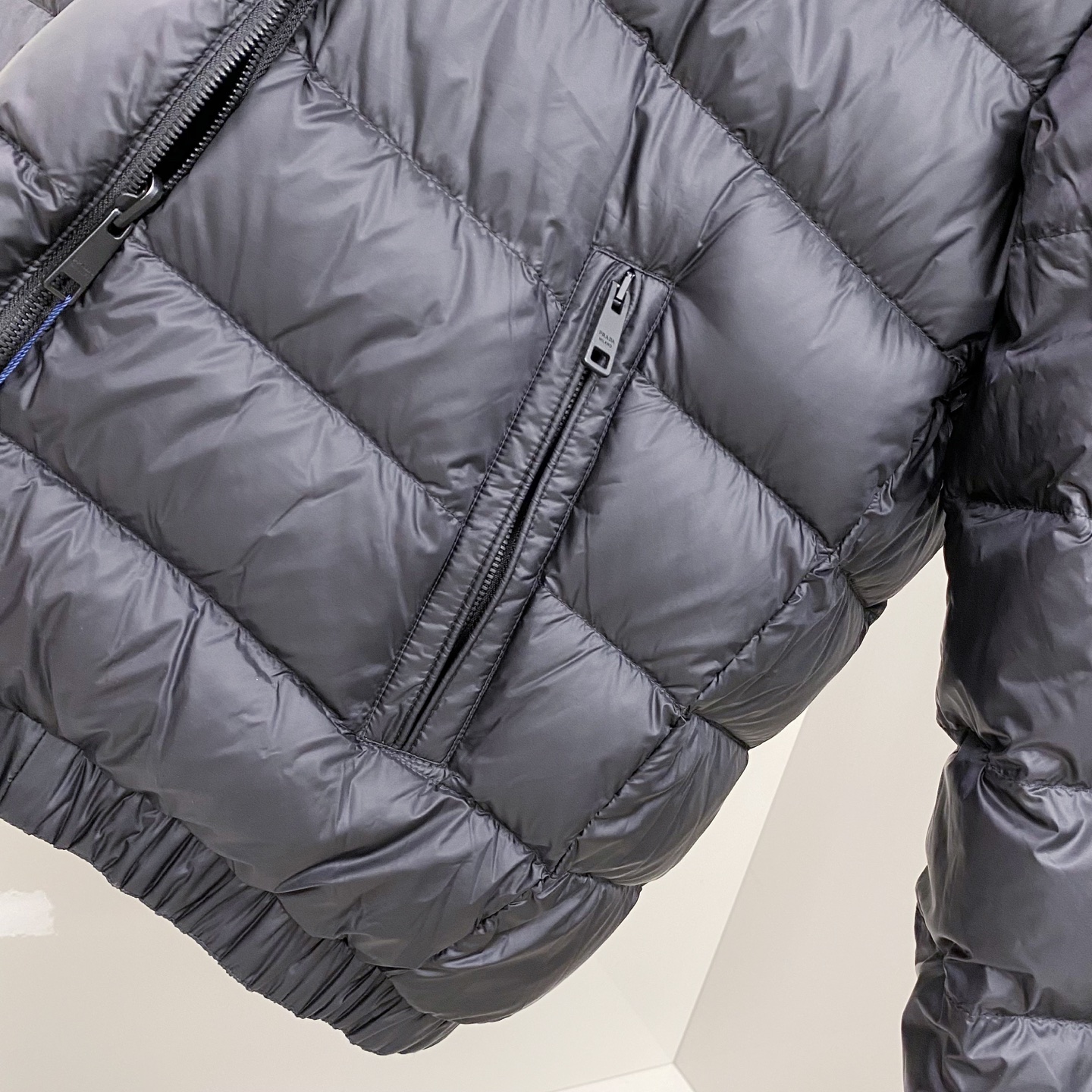 Prada 普拉达 双面穿 2025冬季新款时尚简约品牌字母倒三角绣标羽绒服外套海外贸易公司品控，精品稀