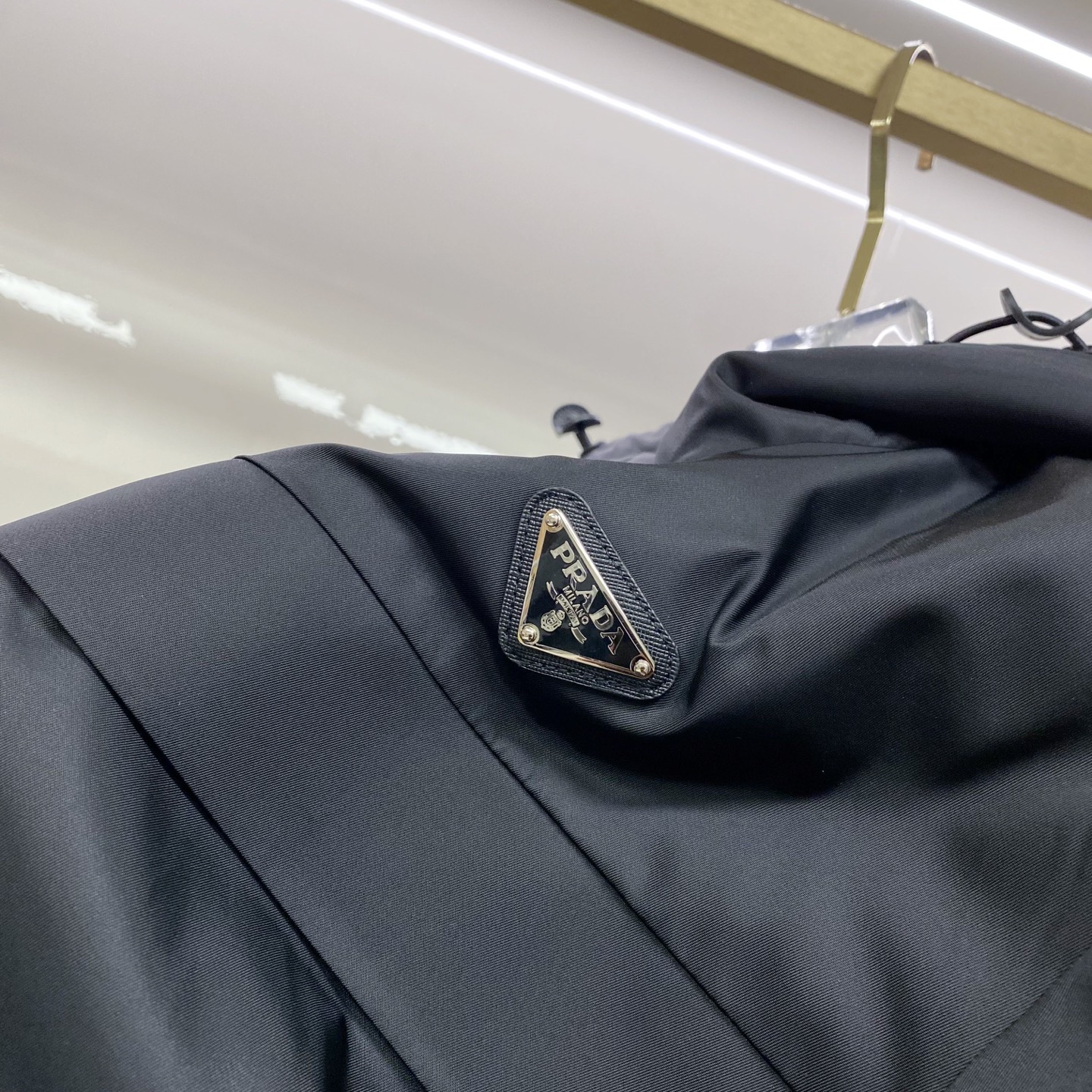 Prada 普拉达 双面穿 2025冬季新款时尚简约品牌字母倒三角绣标羽绒服外套海外贸易公司品控，精品稀