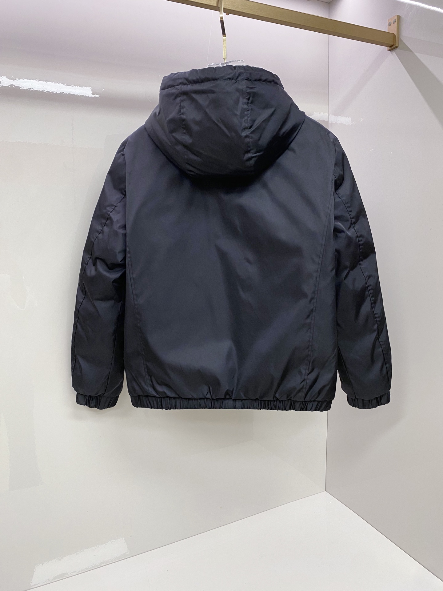 Prada 普拉达 双面穿 2025冬季新款时尚简约品牌字母倒三角绣标羽绒服外套海外贸易公司品控，精品稀