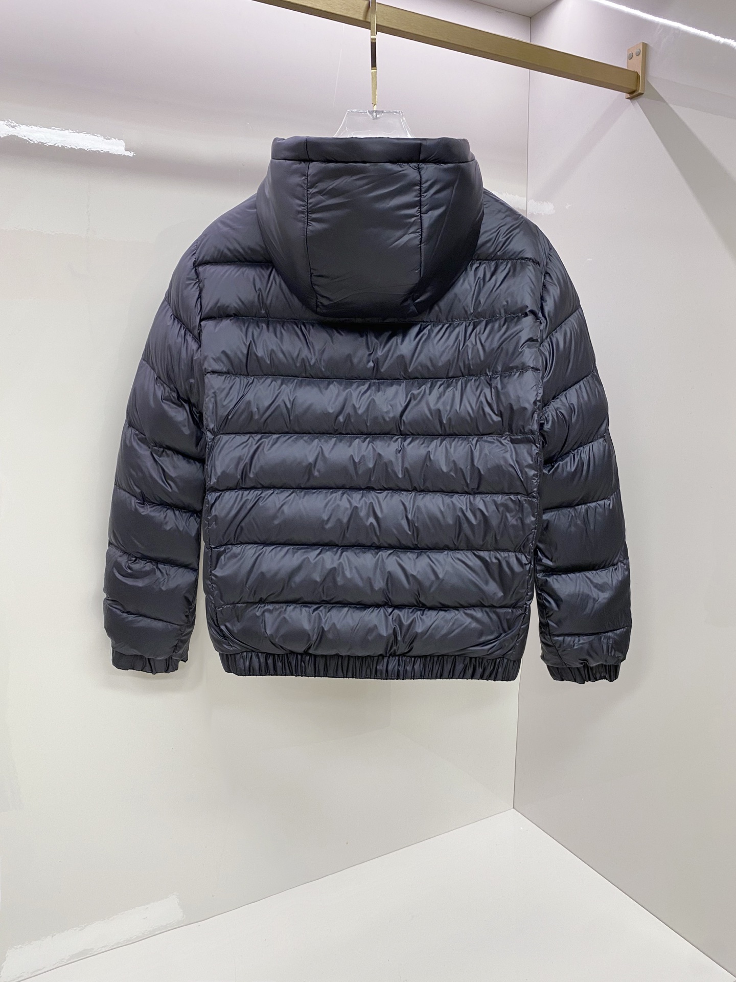 Prada 普拉达 双面穿 2025冬季新款时尚简约品牌字母倒三角绣标羽绒服外套海外贸易公司品控，精品稀