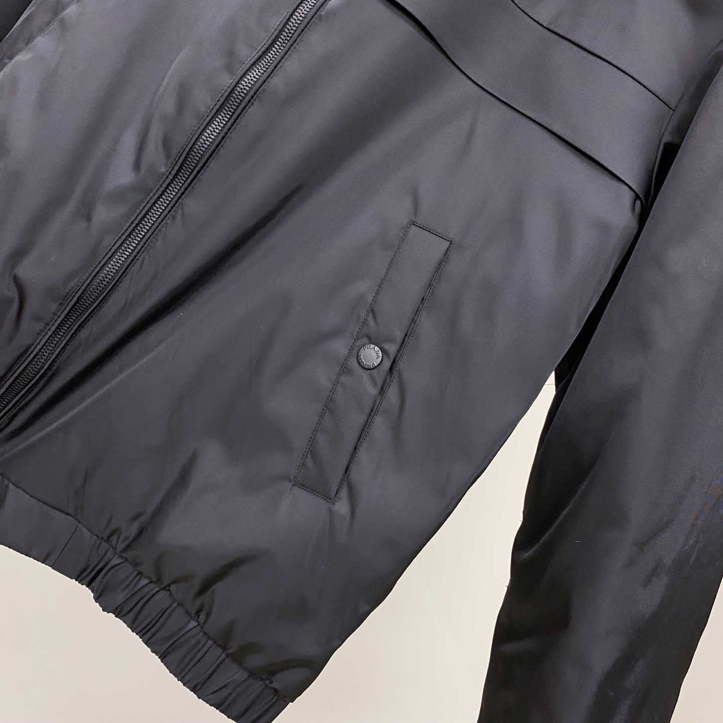 Prada 普拉达 双面穿 2025冬季新款时尚简约品牌字母倒三角绣标羽绒服外套海外贸易公司品控，精品稀