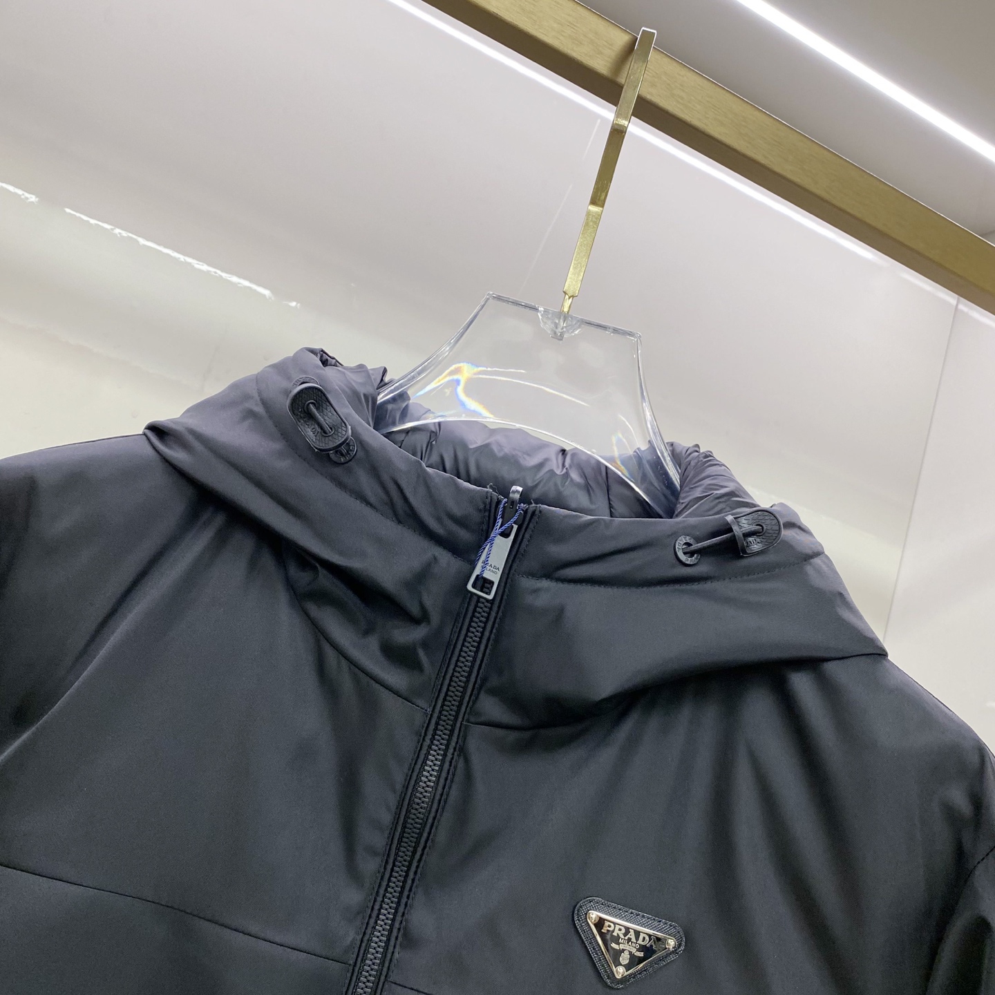 Prada 普拉达 双面穿 2025冬季新款时尚简约品牌字母倒三角绣标羽绒服外套海外贸易公司品控，精品稀