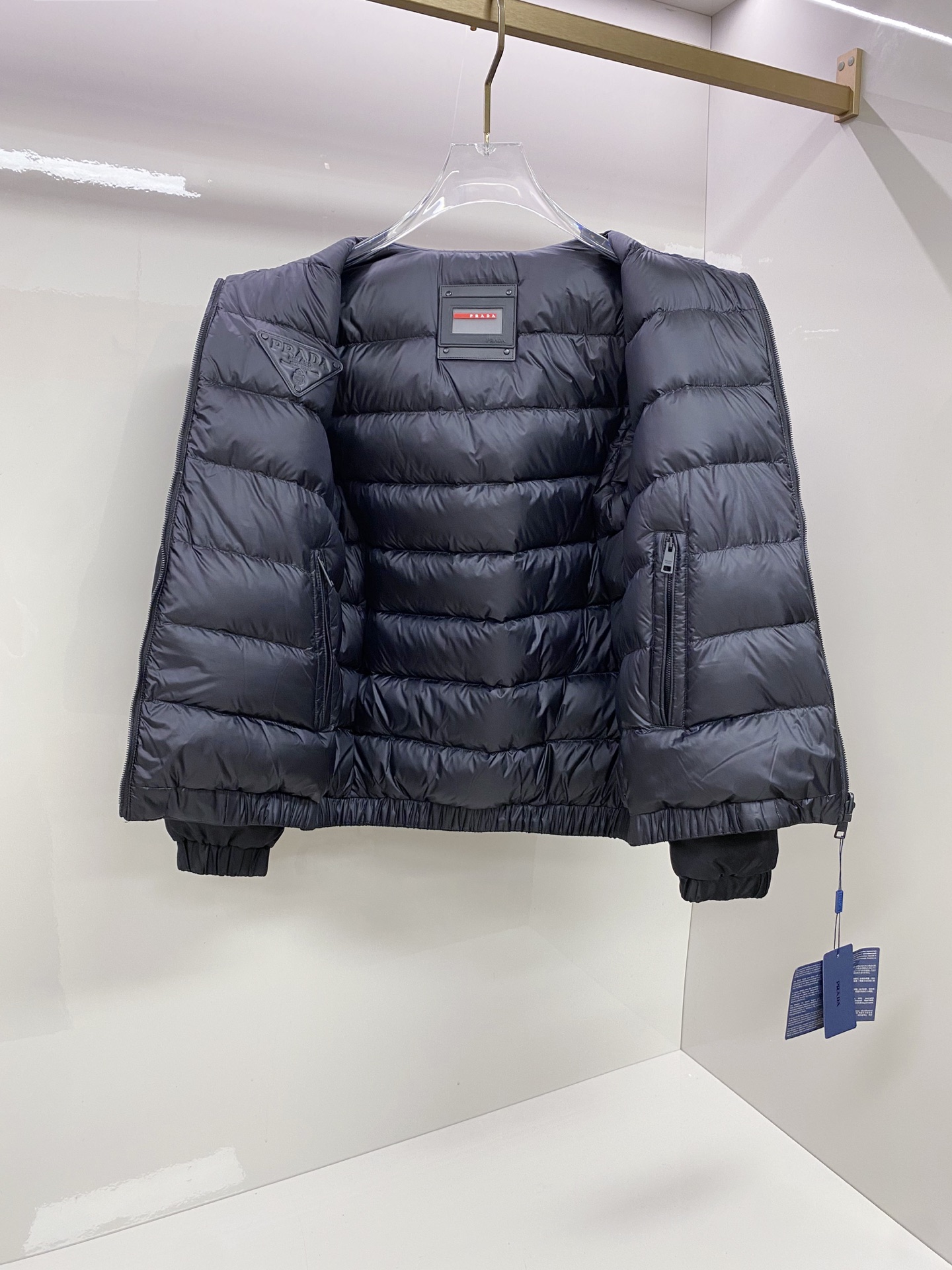 Prada 普拉达 双面穿 2025冬季新款时尚简约品牌字母倒三角绣标羽绒服外套海外贸易公司品控，精品稀