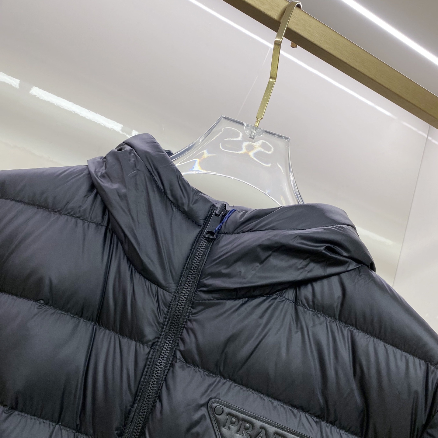 Prada 普拉达 双面穿 2025冬季新款时尚简约品牌字母倒三角绣标羽绒服外套海外贸易公司品控，精品稀