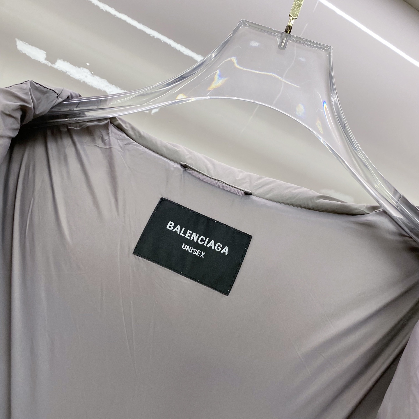 BALENCIAGA巴黎世家帖饰连帽羽绒服———————采用高密哑光聚酰胺面料，质地柔韧抗皱，表面经哑光