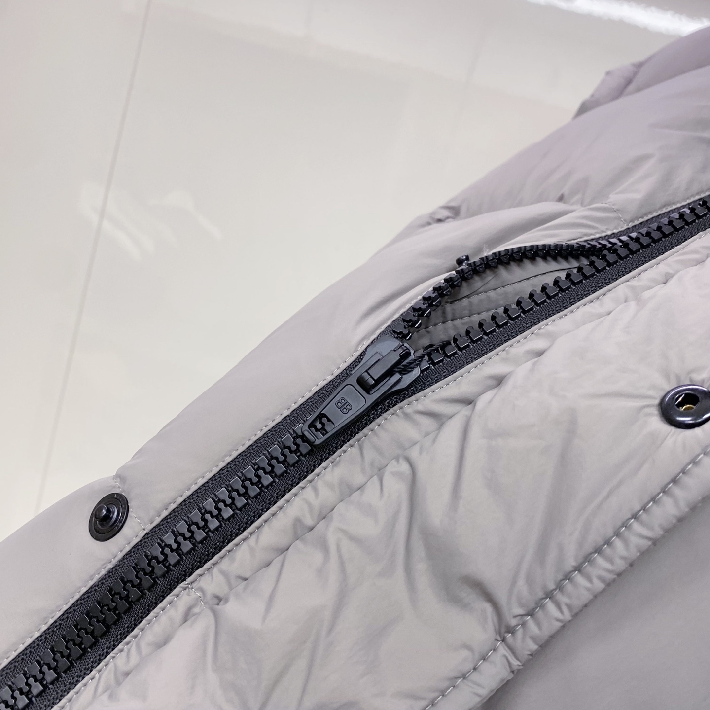 BALENCIAGA巴黎世家帖饰连帽羽绒服———————采用高密哑光聚酰胺面料，质地柔韧抗皱，表面经哑光