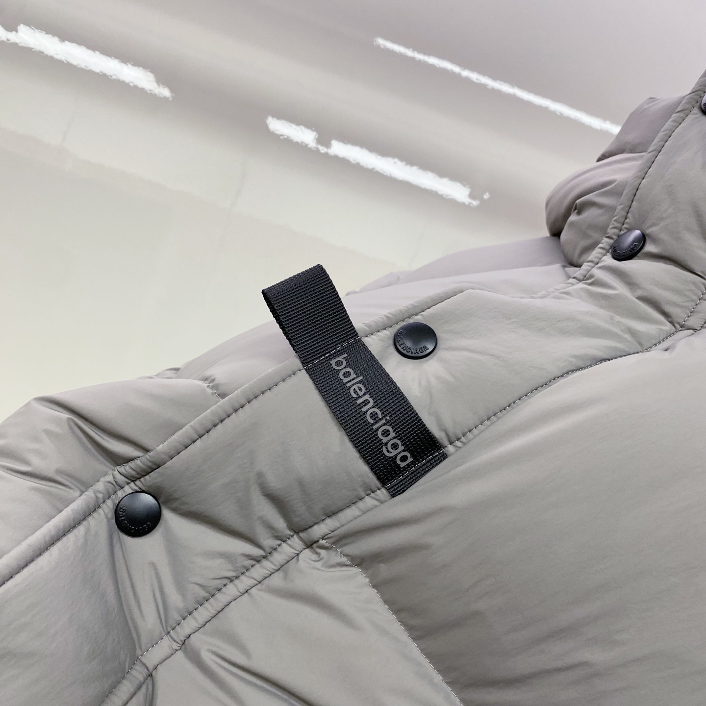 BALENCIAGA巴黎世家帖饰连帽羽绒服———————采用高密哑光聚酰胺面料，质地柔韧抗皱，表面经哑光