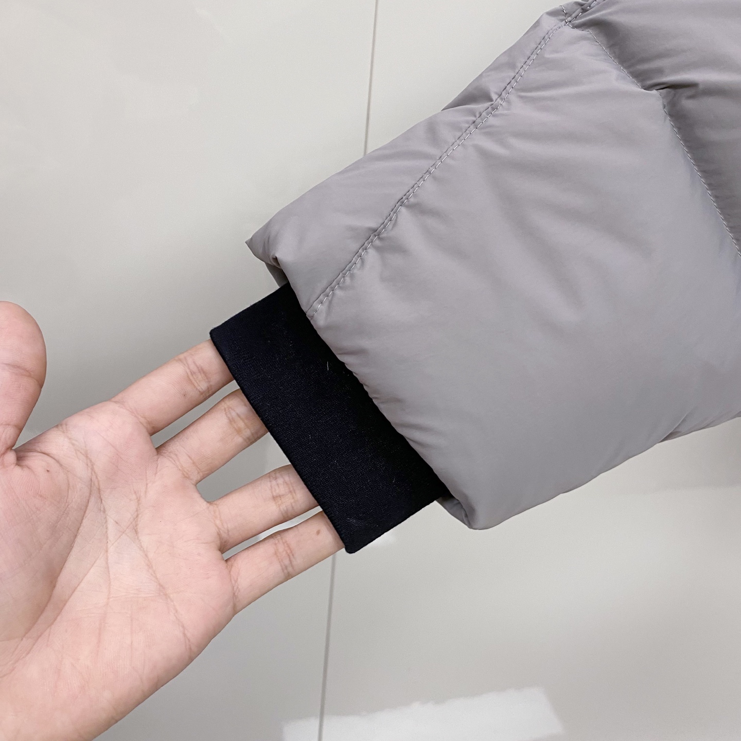 BALENCIAGA巴黎世家帖饰连帽羽绒服———————采用高密哑光聚酰胺面料，质地柔韧抗皱，表面经哑光