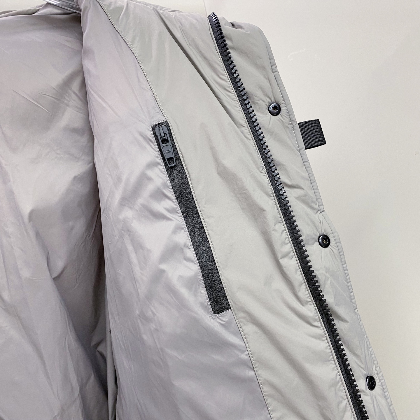 BALENCIAGA巴黎世家帖饰连帽羽绒服———————采用高密哑光聚酰胺面料，质地柔韧抗皱，表面经哑光