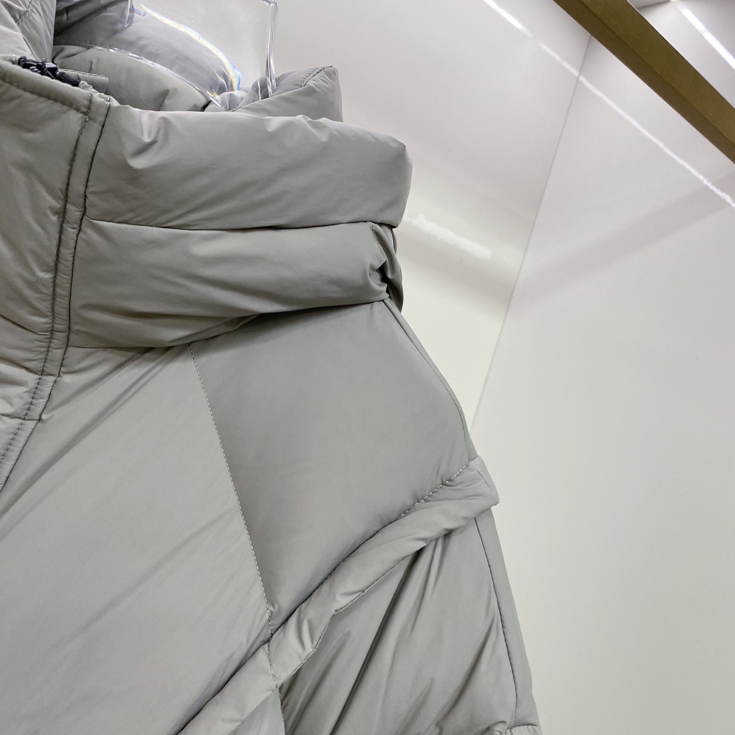 BALENCIAGA巴黎世家帖饰连帽羽绒服———————采用高密哑光聚酰胺面料，质地柔韧抗皱，表面经哑光