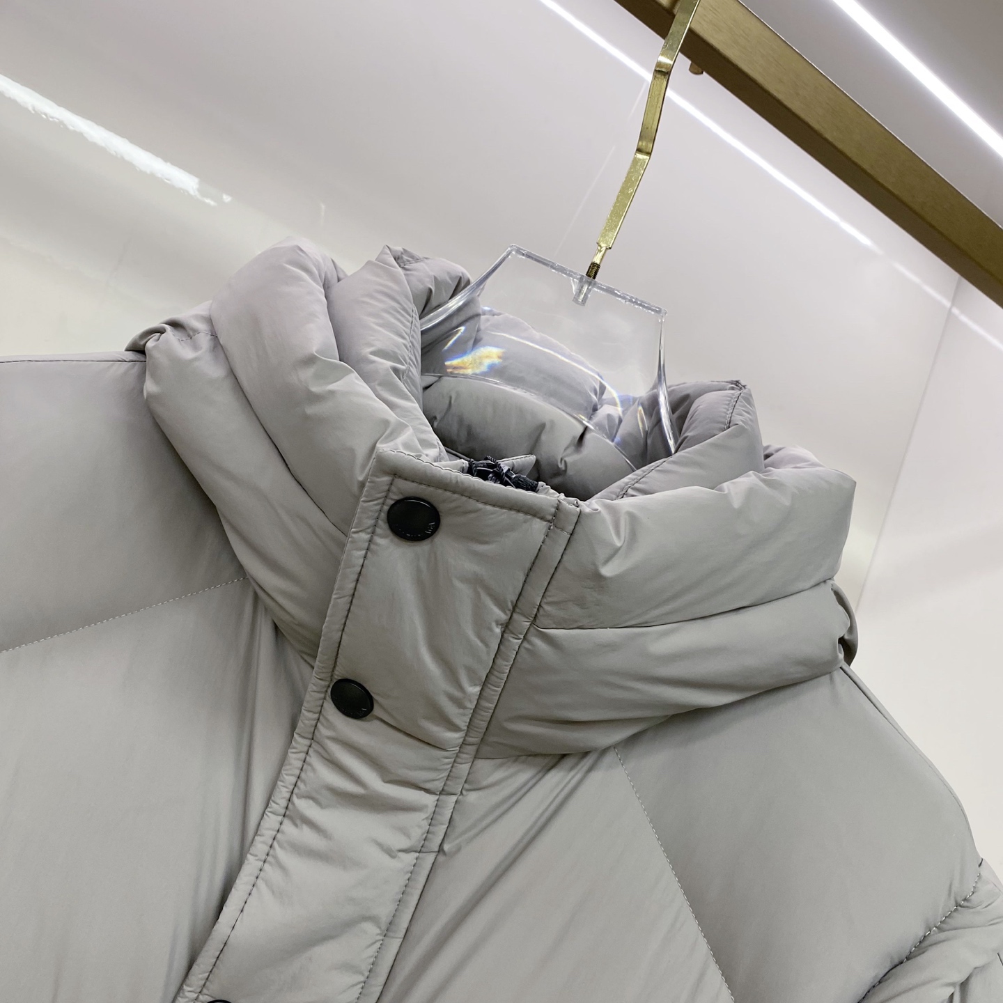 BALENCIAGA巴黎世家帖饰连帽羽绒服———————采用高密哑光聚酰胺面料，质地柔韧抗皱，表面经哑光