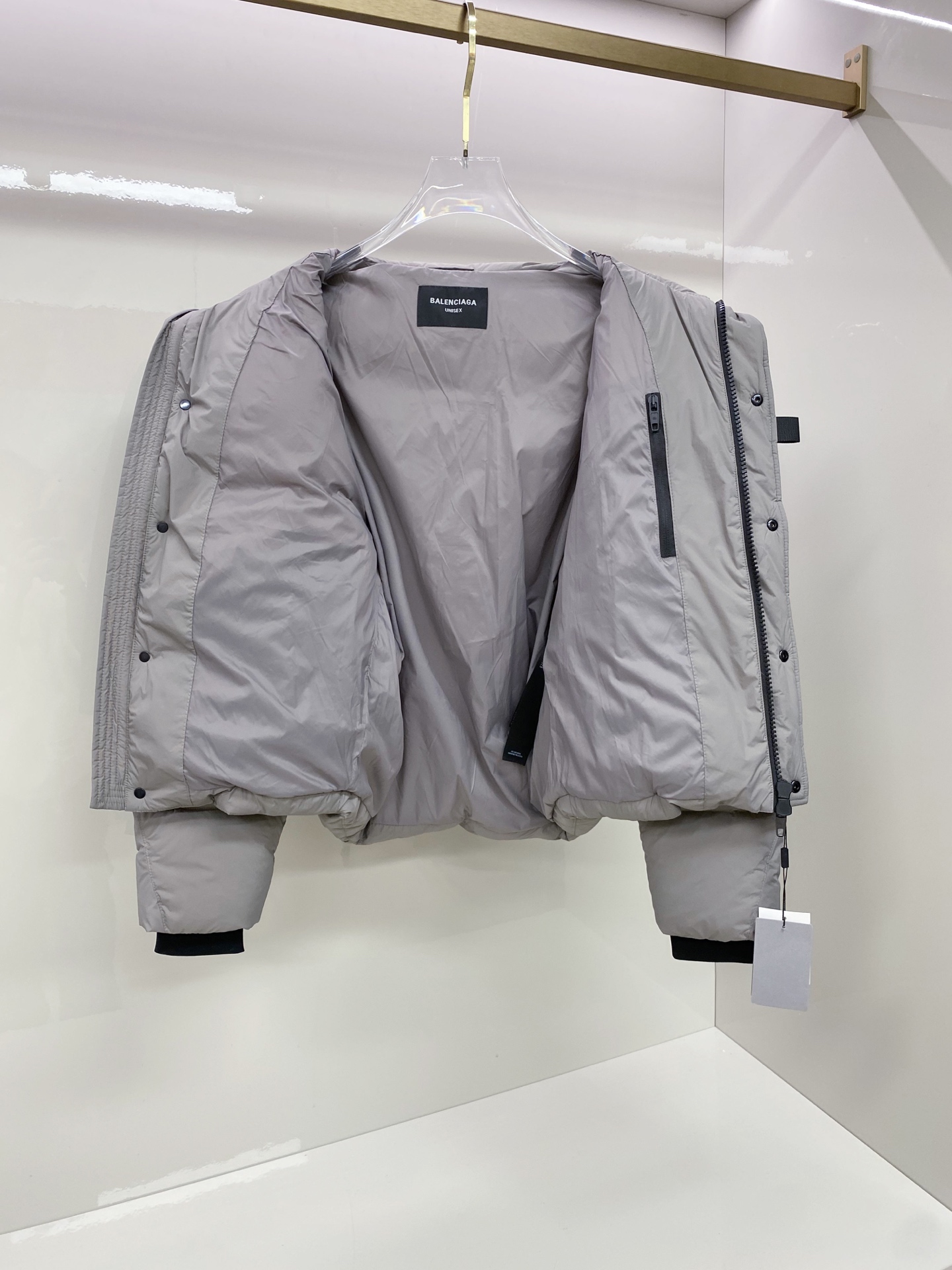 BALENCIAGA巴黎世家帖饰连帽羽绒服———————采用高密哑光聚酰胺面料，质地柔韧抗皱，表面经哑光