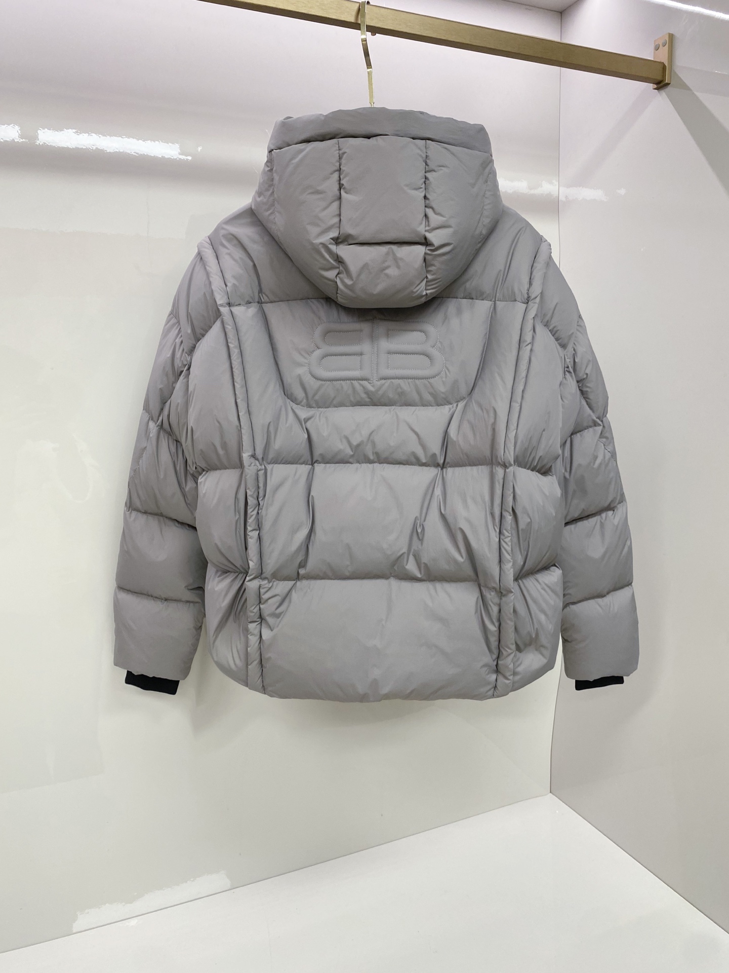 BALENCIAGA巴黎世家帖饰连帽羽绒服———————采用高密哑光聚酰胺面料，质地柔韧抗皱，表面经哑光
