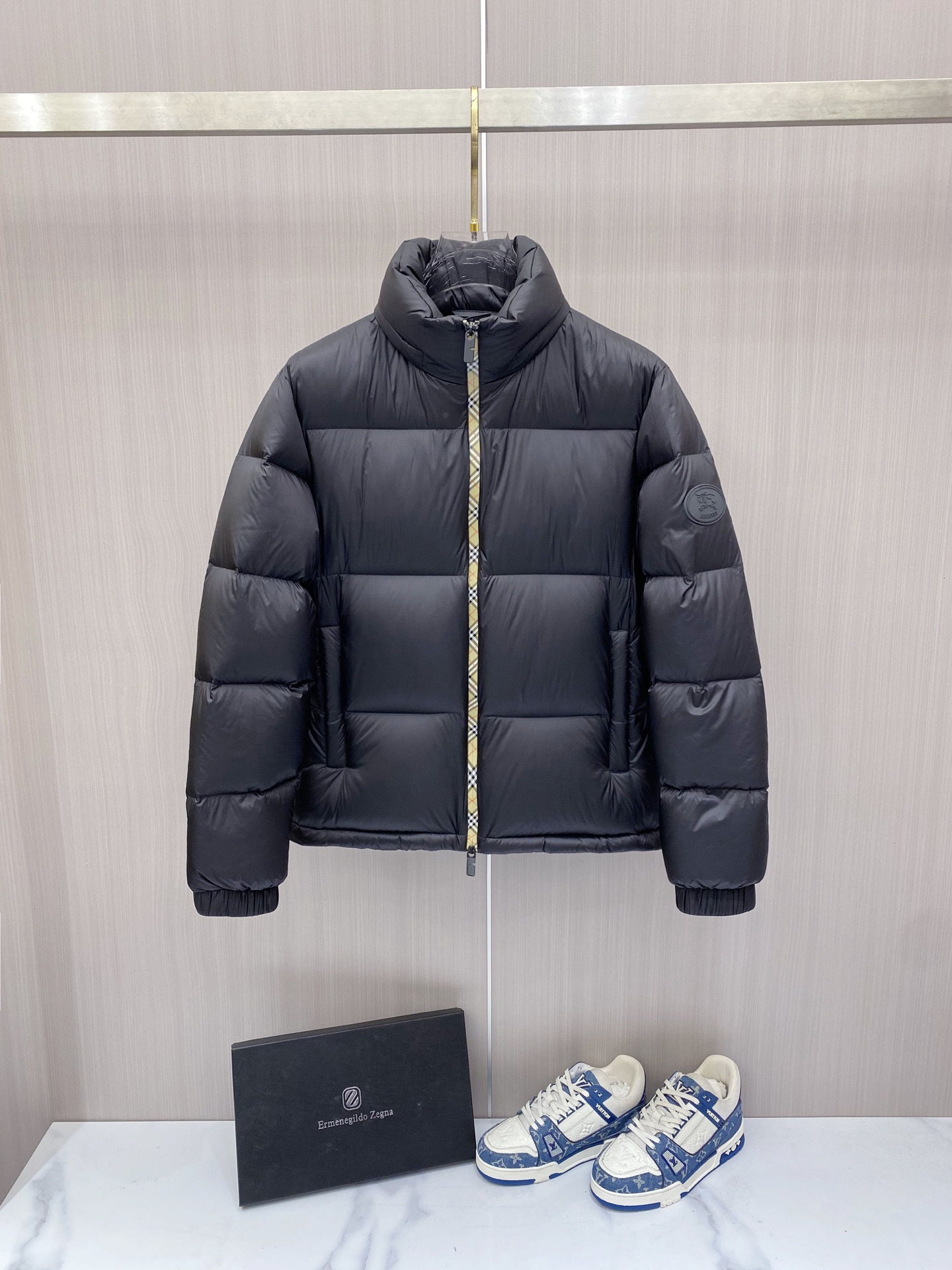 NO:686062,BBR Burberry 25FW new autumn and winter down jacket, plaid seamless gluing, high-end atmosphere, using imported fabrics to be windproof and waterproof, filled with new national standard 95 white duck down inside, full of down filling, customized hardware, simple and fashionable, suitable for business, leisure and other occasions, counter synchronization, color black, code number 48-56,, burberry, down jacket,19860909BBR巴宝莉25FW秋冬新款羽绒服 格子无痕压胶 高端大气 选用进口面料防风防水 内里填充新国标95白鸭绒 充绒量十足 定制五金 简约时尚 适配商务、休闲等多种场合 专柜同步 颜色黑 码数48-56,,burberry,down jacket,,Men's clothing