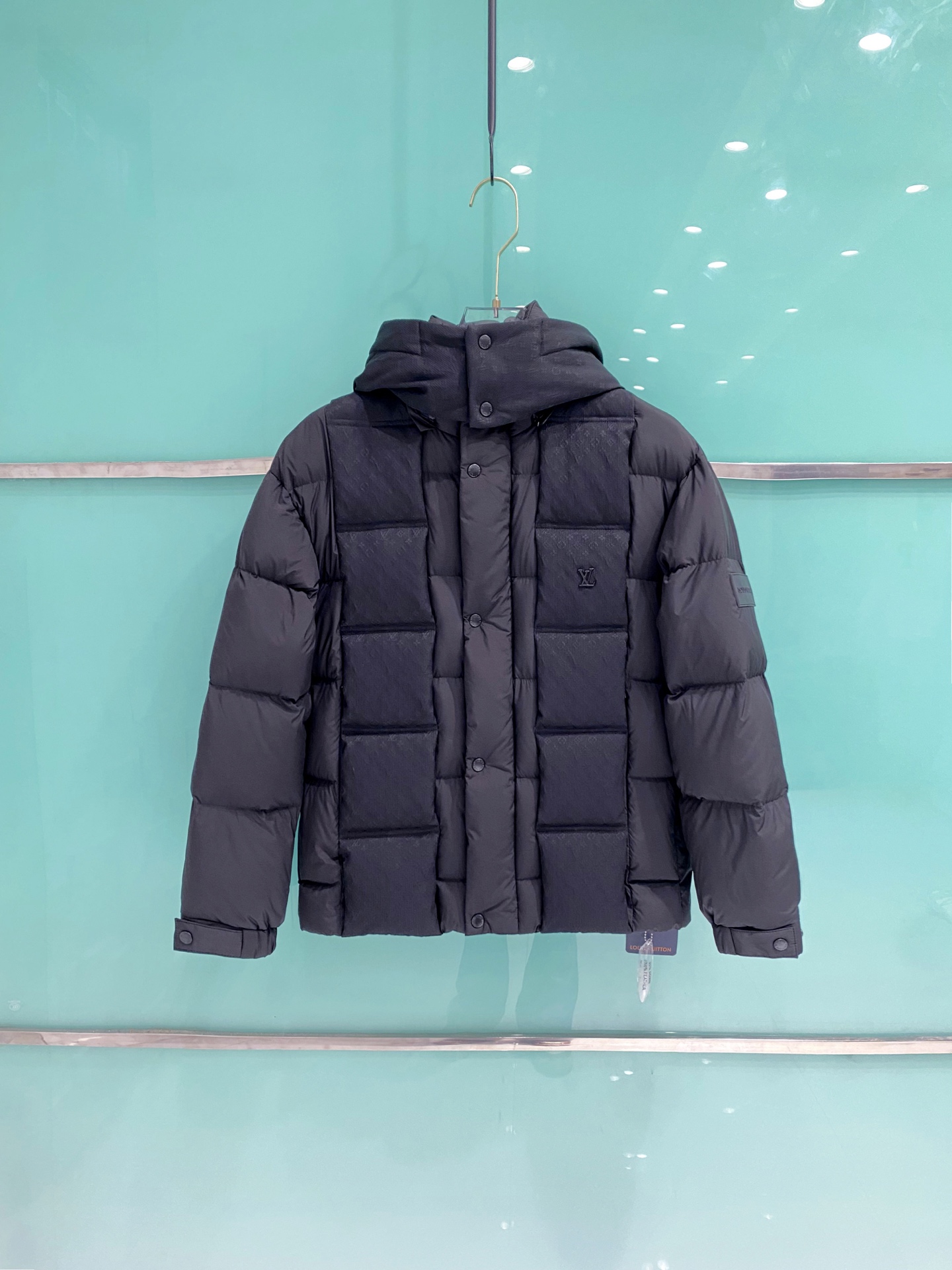 NO:681773,Special down Louis Vuitton Lv3033 silicone letter epaulette, ladder stitching MONOGRAM presbyopic three-dimensional embossed hooded down jacket. Removable hood, variable stand-up collar jacket. Goose down filling. Extremely lightweight and warm.  This short down jacket is a statement piece, designed for modern men who value functionality and beauty. This down jacket is a model of avant-garde men's wear, made of lightweight tear-resistant nylon fabric. Decorated with novel MONOGRAM presbyopic three-dimensional relief embossing and classic logo inscription on the chest. Made of fine soft fabric Polyester fiber lining Filled with down Detachable hooded design Double zipper snap closure Snap snap closure pockets  Elastic cuffs Drawstring hem MONOGRAM three-dimensional embossed design Step stitching design Classic logo on the chest The zipper is equipped with LV inscribed zipper puller SizeM-3XL (48-56) Black,,louis vuitton,louis vuitton,jackets & coats,jackets & coats,down jacket,hats,19860909特级羽绒Louis Vuitton Lv3033 硅胶字母肩章,阶梯拼接MONOGRAM老花立体浮雕压花连帽羽绒外套.连帽可脱卸,可变立领夹克.鹅绒填充.极致轻便保暖. 此款短款羽绒夹克是一款个性单品,专为注重功能性和美观的现代男士设计.此款羽绒夹克是前卫男装的典范之作,采用具有轻盈抗撕裂尼龙面料制成.饰有新颖的MONOGRAM老花立体浮雕压花,胸前饰有经典logo铭文标识. 采用细密柔软面料制成 聚酯纤维衬里 填充羽绒 连帽可脱卸设计 拉链按扣双开合 按扣开合口袋 松紧袖口 抽绳式下摆 MONOGRAM老花立体浮雕压花设计 阶梯拼接式设计 胸前饰有经典logo标识 拉链配有LV铭纹拉链头 SizeM-3XL (48-56) 黑色,,louis vuitton,louis vuitton,jackets & coats,jackets & coats,down jacket,hats,,Men's clothing