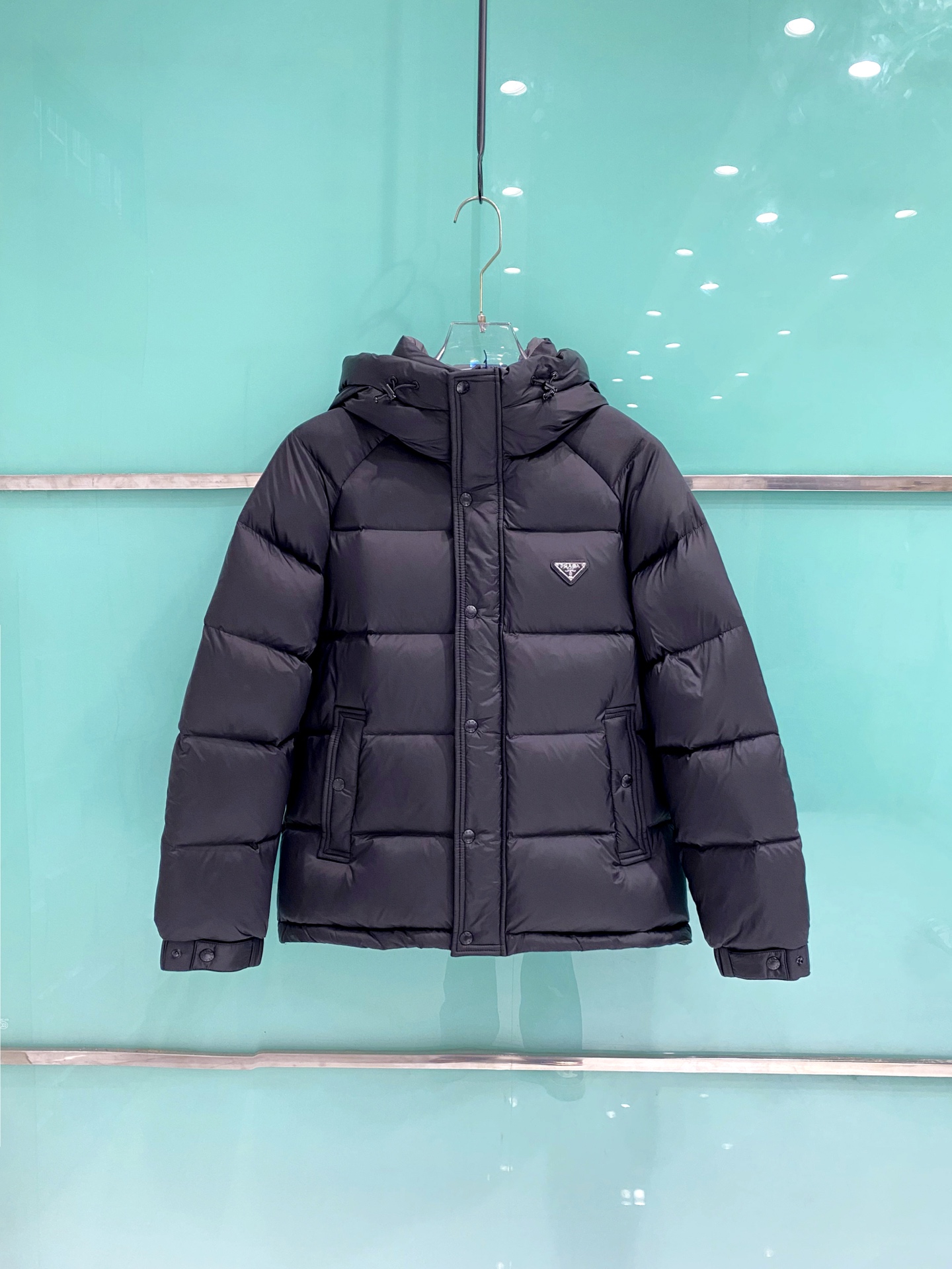 NO:681765,Prada Prada 2025 autumn and winter new original custom hardware accessories are all imported and original customization. Welcome to compare. Absolutely high quality. Made of top-grade 95 white duck down. Super soft. Full and fluffy. Super heavy fabric. Perfect workmanship. Pay attention to the fabric. Super comfortable. Exclusive model. Non-market goods. Same size for men and women. M-3XL, prada, prada,19860909Prada 普拉达 2025秋冬新款原版订制五金配件全进口原版定制 欢迎对比 绝对的高品质 采用顶级95白鸭绒 超柔软 充羽量蓬松饱满 超级重面料做工杠杠的版型完美 注意面料超舒服 独家款 非市场货 男女同款尺码M-3XL,,prada,prada,,Men's clothing