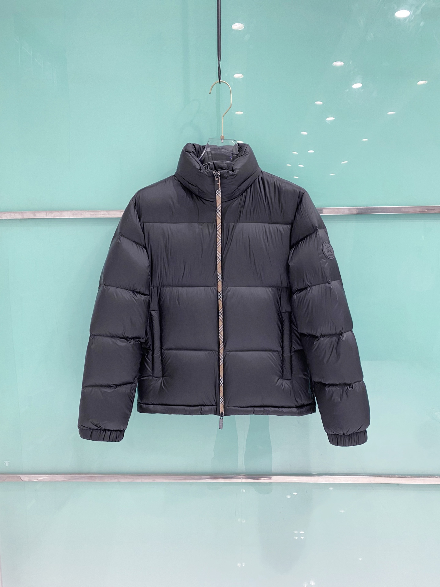 NO:681774,BBR Burberry 25FW new autumn and winter down jacket, plaid seamless gluing, high-end atmosphere, using imported fabrics to be windproof and waterproof, filled with new national standard 95 white duck down inside, full of down filling, customized hardware, simple and fashionable, suitable for business, leisure and other occasions, counter synchronization, color black, code number 48-56,, burberry, down jacket,19860909BBR巴宝莉25FW秋冬新款羽绒服 格子无痕压胶 高端大气 选用进口面料防风防水 内里填充新国标95白鸭绒 充绒量十足 定制五金 简约时尚 适配商务、休闲等多种场合 专柜同步 颜色黑 码数48-56,,burberry,down jacket,,Men's clothing