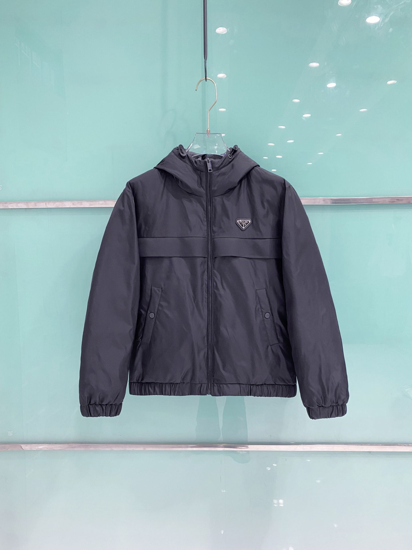 NO:681787,Prada Reversible 2025 Winter New Fashion Simple Brand Letter Inverted Triangle Embroidered Logo Down Jacket Overseas trading company quality control, rare products, limited sale. This hooded down jacket has a simple and clean design, and the upper body is fashionable and neat. The fabric is windproof and warm, and the interior is filled with high-quality duck down, which is fluffy and warm 001  The design improves the windproof effect, and the details are exquisite. The label on the chest shows the brand's fashion style, and the texture is perfect. It is very suitable for daily commuting and dating, practical and fashionable! Color black Size: 48-56 Unit cm Data reference: size 48, shoulder width 48cm, chest 108cm, length 65cm Size 50, shoulder width 49cm, chest 112cm, length 66cm  Size 52, shoulder width 50cm, bust 116cm, length 67cm Size 54, shoulder width 51cm, bust 120cm, length 68cm Size 56, shoulder width 52cm, bust 124cm, length 69cm,, prada, prada, jackets & coats, down jacket, hats,19860909Prada 普拉达 双面穿 2025冬季新款时尚简约品牌字母倒三角绣标羽绒服外套 海外贸易公司品控,精品稀出,限量发售. 这款连帽羽绒服外套,简约干净的设计,上身时尚利落.面料防风保暖,内里填充优质鸭绒,蓬松又保暖001 设计提升防风效果,细节精致,胸口处设计彰显品牌时尚格调的标签,质感满分.日常通勤、约会都非常适合,实用又时髦! 颜色黑色 尺码:48-56 单位cm 数据参考: 48码,肩宽48cm,胸围108cm,衣长65cm 50码,肩宽49cm,胸围112cm,衣长66cm 52码,肩宽50cm,胸围116cm,衣长67cm 54码,肩宽51cm,胸围120cm,衣长68cm 56码,肩宽52cm,胸围124cm,衣长69cm,,prada,prada,jackets & coats,down jacket,hats,,Men's clothing