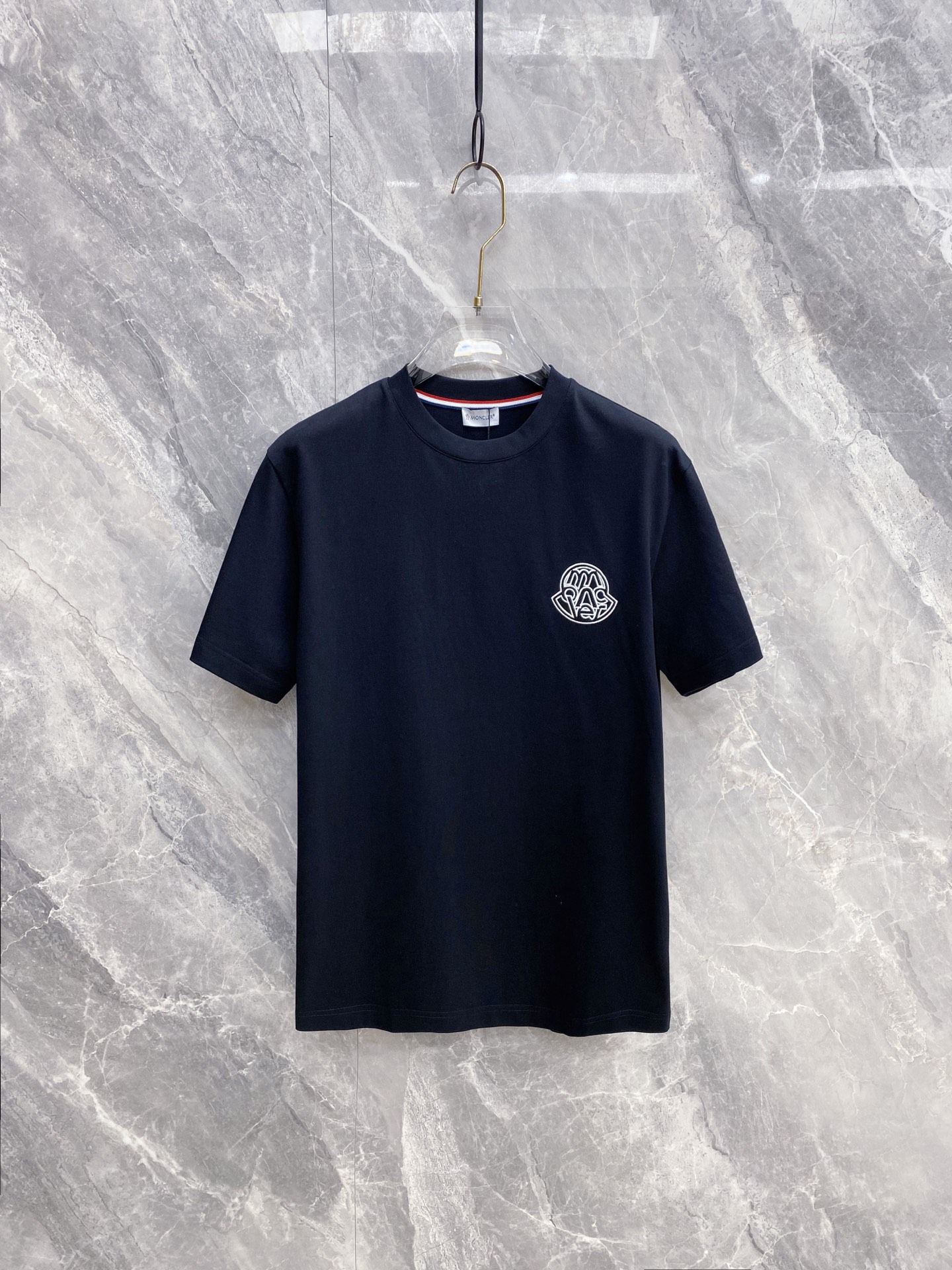 NO:691035,Moncler 2026ss new spring and summer new debut counter latest short-sleeved round neck T-shirt high-end custom design avant-garde fashion!  The brand logo is designed with heavy craftsmanship. High-end customized pure cotton fabric. Soft to the touch. Comfortable to wear. Exquisite stitching at the counter level. Fine workmanship. The upper body effect is incomparably handsome!  A must-have item for a stylish man!  Color Black White Size S-XXL,,Moncler,T-shirt,tees,t-shirt,19860909Moncler 蒙口 2026ss 春夏新款首发专柜最新款短袖圆领T恤 高端订制 设计前卫时尚！品牌logo重工艺设计 高端定制纯棉面料.手感柔软.穿着舒适.专柜级别精致车线.做工精细.上身效果无敌帅气！型男必备单品！ 颜色黑色 白色 码数S-XXL,,Moncler,T-shirt,tees，t-shirt,,Men's clothing