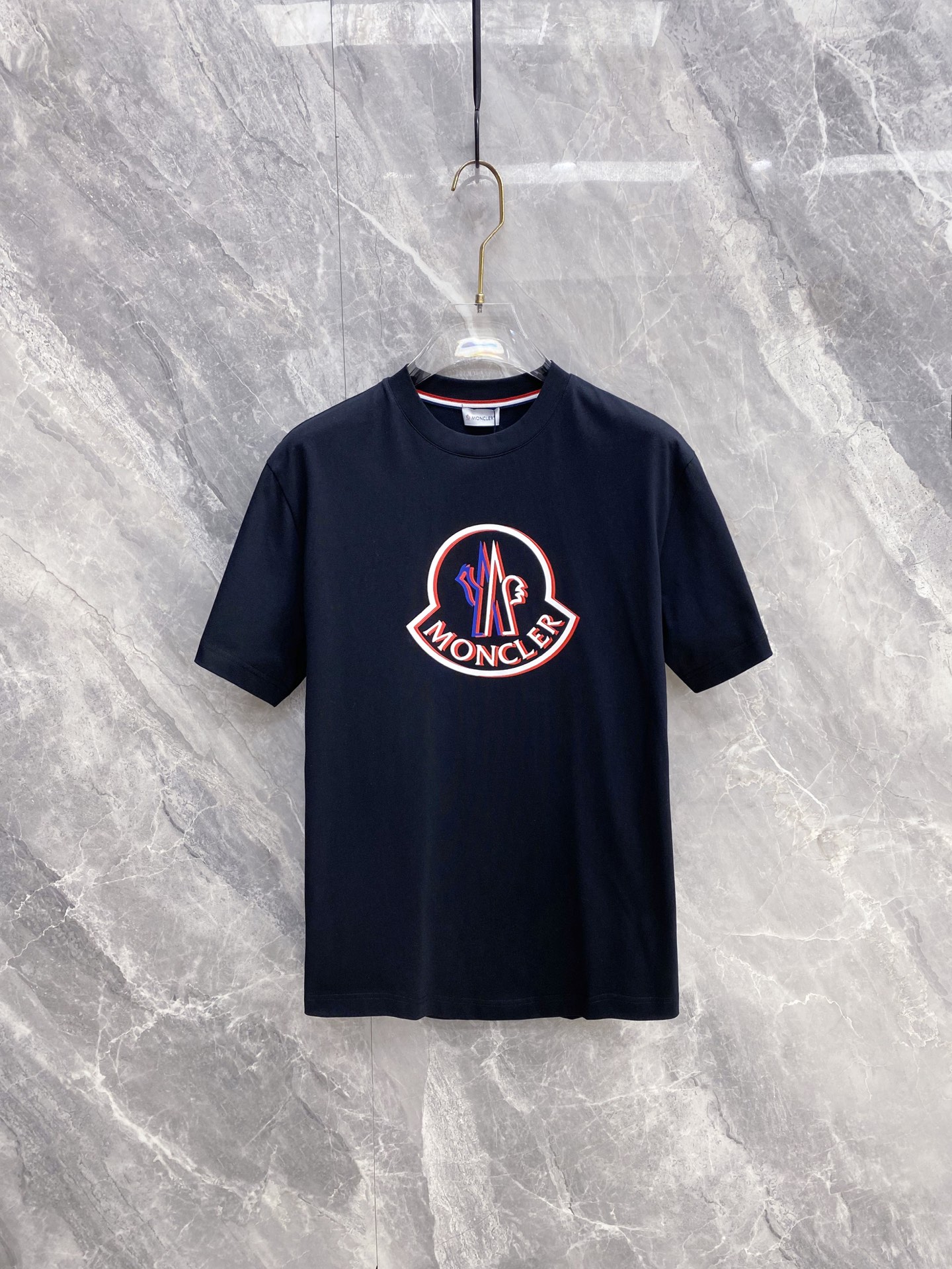 NO:691053,Moncler 2026ss new spring and summer new debut counter latest short-sleeved round neck T-shirt high-end custom design avant-garde fashion!  The brand logo is designed with heavy craftsmanship. High-end customized pure cotton fabric. Soft to the touch. Comfortable to wear. Exquisite stitching at the counter level. Fine workmanship. The upper body effect is incomparably handsome!  A must-have item for a stylish man!  Color Black White Size S-XXL,,Moncler,T-shirt,tees,t-shirt,19860909Moncler 蒙口 2026ss 春夏新款首发专柜最新款短袖圆领T恤 高端订制 设计前卫时尚！品牌logo重工艺设计 高端定制纯棉面料.手感柔软.穿着舒适.专柜级别精致车线.做工精细.上身效果无敌帅气！型男必备单品！ 颜色黑色 白色 码数S-XXL,,Moncler,T-shirt,tees，t-shirt,,Men's clothing