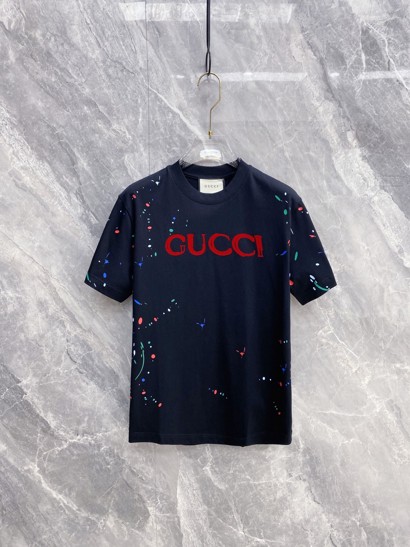 NO:691044,Gucci Gucci 2026ss new spring and summer new debut counter latest short-sleeved round neck T-shirt high-end custom design avant-garde fashion!  The brand logo is designed with heavy craftsmanship. High-end customized pure cotton fabric. Soft to the touch. Comfortable to wear. Exquisite stitching at the counter level. Fine workmanship. The upper body effect is incomparably handsome!  A must-have item for a stylish man!  Color Black White Size S-XXL,,gucci,T-shirt,tees,t-shirt,19860909Gucci 古奇 2026ss 春夏新款首发专柜最新款短袖圆领T恤 高端订制 设计前卫时尚！品牌logo重工艺设计 高端定制纯棉面料.手感柔软.穿着舒适.专柜级别精致车线.做工精细.上身效果无敌帅气！型男必备单品！ 颜色黑色 白色 码数S-XXL,,gucci,T-shirt,tees，t-shirt,,Men's clothing