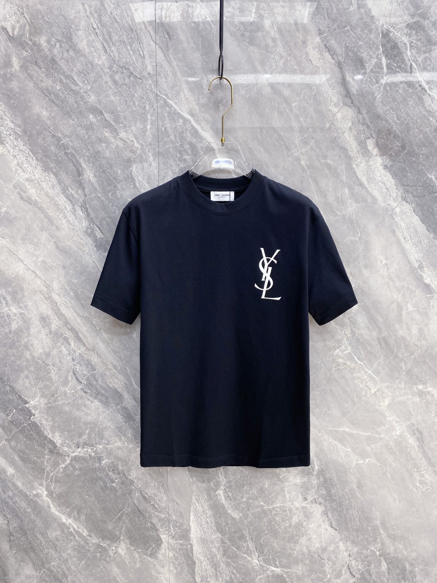 NO:691037,YLS Yves Saint Laurent 2026ss new spring and summer new debut counter latest short-sleeved round neck T-shirt high-end custom design avant-garde fashion!  The brand logo is designed with heavy craftsmanship. High-end customized pure cotton fabric. Soft to the touch. Comfortable to wear. Exquisite stitching at the counter level. Fine workmanship. The upper body effect is incomparably handsome!  A must-have item for a stylish man!  Color Black White Size S-XXL, saint laurent, T-shirt, tees, t-shirt,19860909YLS 圣罗兰 2026ss 春夏新款首发专柜最新款短袖圆领T恤 高端订制 设计前卫时尚！品牌logo重工艺设计 高端定制纯棉面料.手感柔软.穿着舒适.专柜级别精致车线.做工精细.上身效果无敌帅气！型男必备单品！ 颜色黑色 白色 码数S-XXL,,saint laurent,T-shirt,tees，t-shirt,,Men's clothing