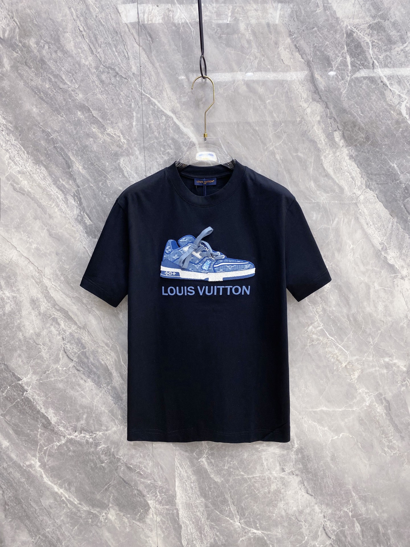 NO:691028,LV 2026ss new spring and summer new debut counter, the latest short-sleeved round neck T-shirt, high-end customization, avant-garde and fashionable design!  The brand logo is designed with heavy craftsmanship. High-end customized pure cotton fabric. Soft to the touch. Comfortable to wear. Exquisite stitching at the counter level. Fine workmanship. The upper body effect is incomparably handsome!  A must-have item for a stylish man!  Color Black White Size S-XXL,,louis vuitton,T-shirt,tees,t-shirt,19860909LV 2026ss 春夏新款首发专柜最新款短袖圆领T恤 高端订制 设计前卫时尚！品牌logo重工艺设计 高端定制纯棉面料.手感柔软.穿着舒适.专柜级别精致车线.做工精细.上身效果无敌帅气！型男必备单品！ 颜色黑色 白色 码数S-XXL,,louis vuitton,T-shirt,tees，t-shirt,,Men's clothing