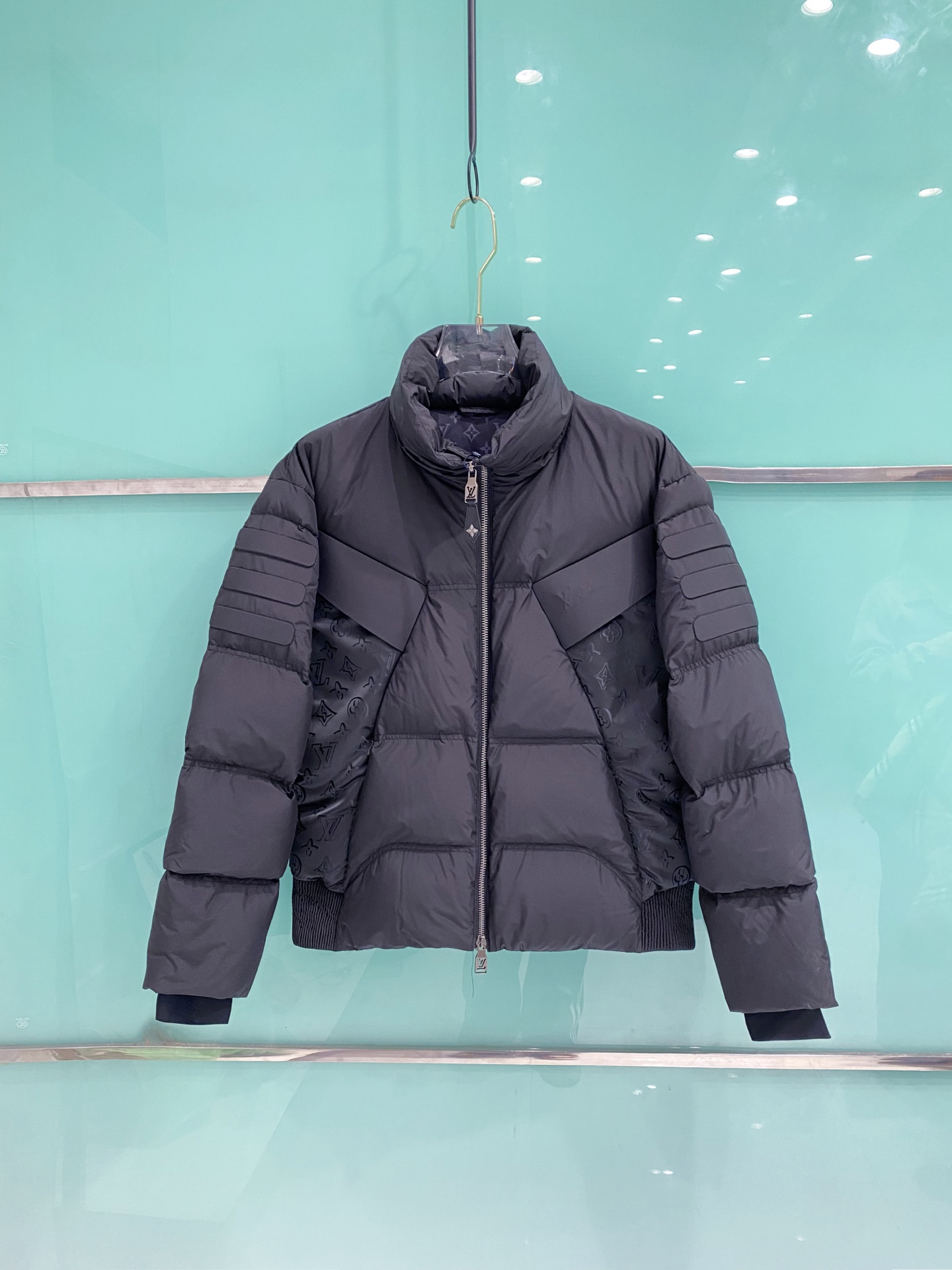 NO:681789,LV top version, popular autumn and winter new down jacket, original customized hardware accessories, all imported and original customization, welcome to compare, absolute high quality, using top 95 new national standard white duck down, super soft, fluffy and plump, super heavy fabric, perfect workmanship, pay attention to the fabric is super comfortable, exclusive model, non-market goods, same size for men and women. Size M to XXXL, Louis Vuitton, down jacket,19860909LV 顶级版本 爆款秋冬新款羽绒服 原版订制五金配件全进口原版定制 欢迎对比 绝对的高品质 采用顶级95新国标 白鸭绒 超柔软 充羽量蓬松饱满 超级重面料做工杠杠的版型完美 注意面料超舒服 独家款 非市场货 男女同款尺码码数.码数M一XXXL,,louis vuitton,down jacket,,Men's clothing