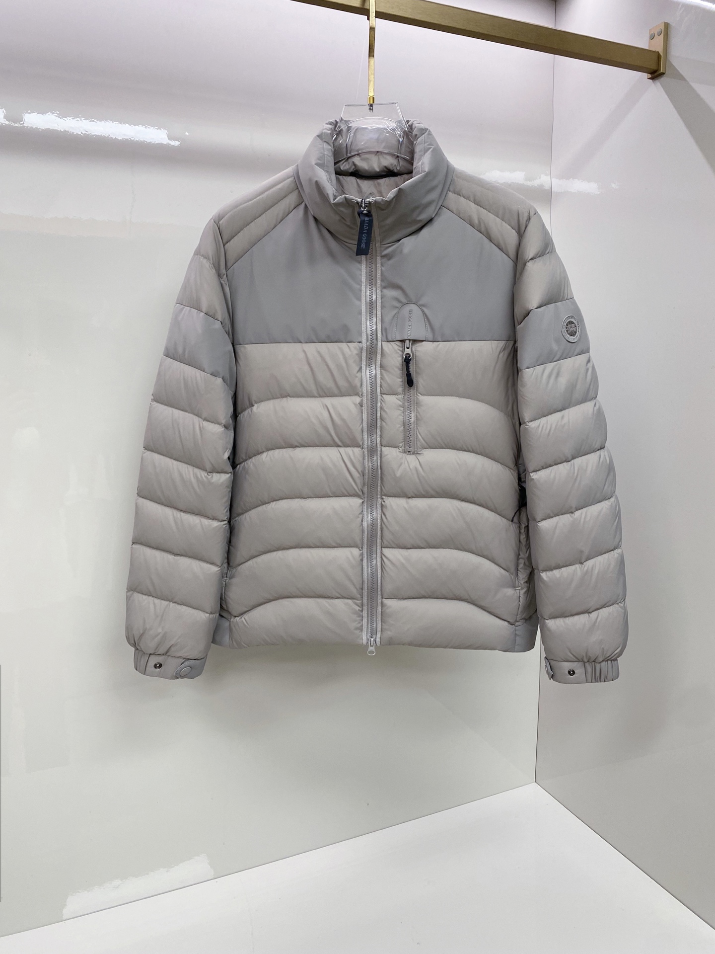 NO:691967,Canada Goose 25-year-old winter light down jacket, 90% white duck down filling, is windproof and wear-resistant, and the splicing design makes the upper body look bloated!  Size 48-56 (M-3XL),,down jacket,19860909Canada Goose 大鹅 25年冬季轻薄羽绒服 90白鸭绒充绒量防风且耐磨,拼接设计上身效果不显臃肿！ 码数48-56（M-3XL）,,down jacket,,Men's clothing