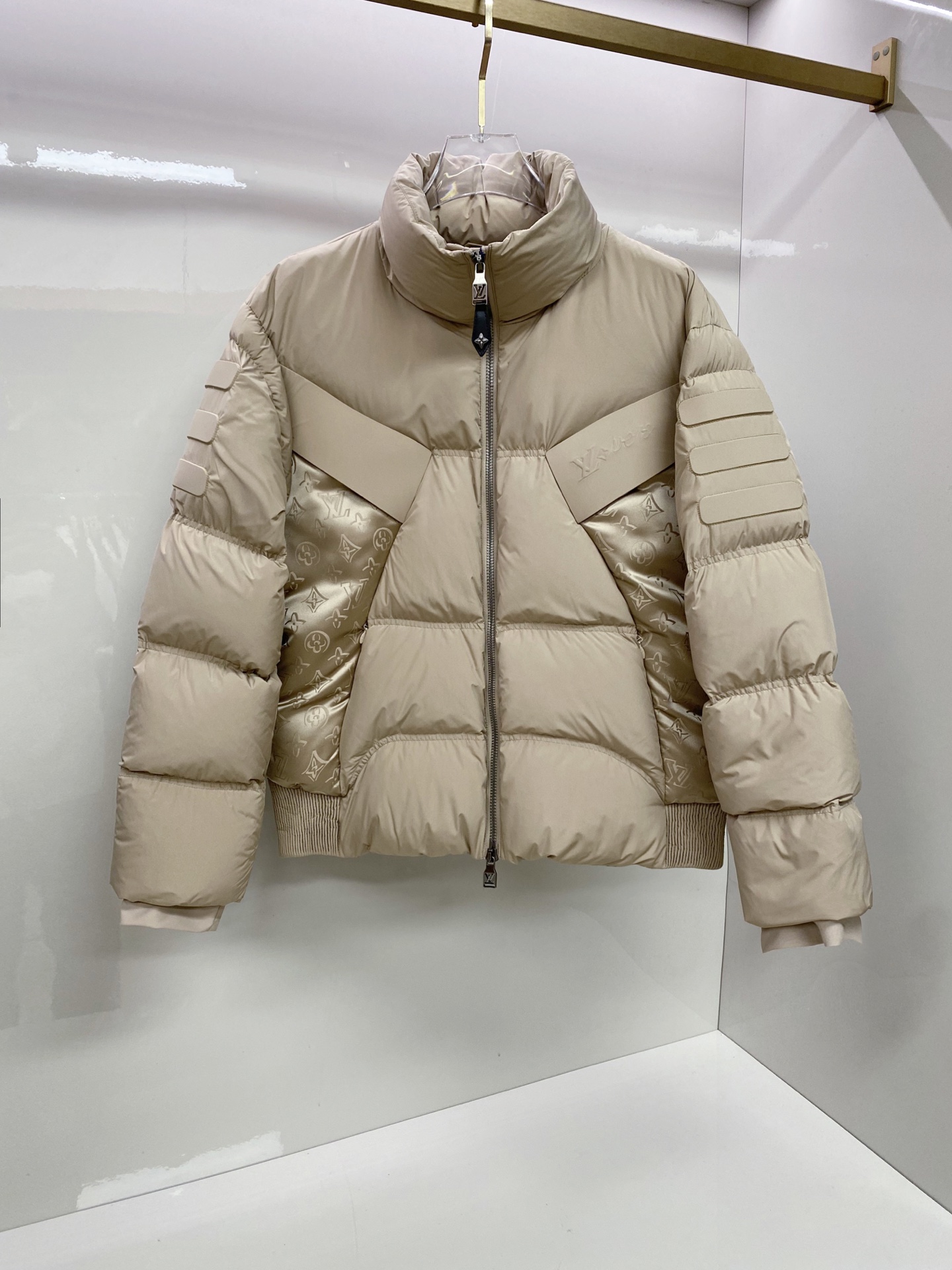 NO:691966,LV top version, popular autumn and winter new down jacket, original customized hardware accessories, all imported and original customization, welcome to compare, absolute high quality, using top 95 new national standard white duck down, super soft, fluffy and plump, super heavy fabric, perfect workmanship, pay attention to the fabric is super comfortable, exclusive model, non-market goods, same size for men and women. Size M to XXXL (khaki cut M),, louis vuitton, down jacket,19860909LV 顶级版本 爆款秋冬新款羽绒服 原版订制五金配件全进口原版定制 欢迎对比 绝对的高品质 采用顶级95新国标 白鸭绒 超柔软 充羽量蓬松饱满 超级重面料做工杠杠的版型完美 注意面料超舒服 独家款 非市场货 男女同款尺码码数.码数M一XXXL（卡其断M）,,louis vuitton,down jacket,,Men's clothing