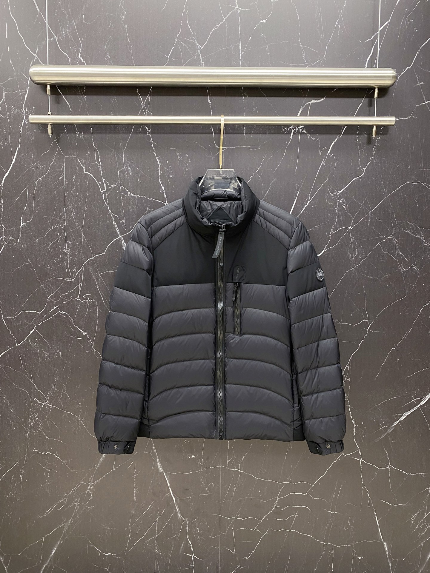 NO:691587,Canada Goose 25-year-old winter light down jacket, 90% white duck down filling, is windproof and wear-resistant, and the splicing design makes the upper body look bloated!  Size 48-56 (M-3XL),,down jacket,19860909Canada Goose 大鹅 25年冬季轻薄羽绒服 90白鸭绒充绒量防风且耐磨,拼接设计上身效果不显臃肿！ 码数48-56（M-3XL）,,down jacket,,Men's clothing