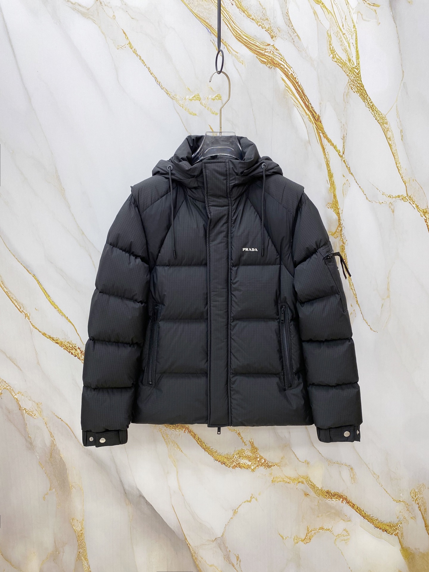 NO:712179,Prada down jacket*2025 new autumn and winter down products｜PRA detachable sleeves, two-wear, reshape winter style. Selected 9010 high-quality large white duck down, with a velvet content of up to 90%, lightweight and temperature-locking, and not afraid of severe cold tests. The appearance adopts a three-dimensional special-shaped cloth piece splicing design to construct a modern diamond-shaped geometric pattern, breaking the conventional monotony and showing structural aesthetics.  Details are decorated with PRADA's classic triangle logo accessories and iconic three-dimensional glossy offset printing, revealing a sense of exquisite identity in a low-key manner. Innovative detachable sleeve design, the jacket and vest can be switched freely, easily coping with changing temperatures and diverse occasions. Wearing two clothes, it combines practical functions and modern craftsmanship. Whether it is daily life in the city or outdoor roaming, it can create an outstanding style. Color black | off-white Size M-3XL,, prada, prada, jackets & coats, down jacket,19860909普拉达 羽绒服*2025秋冬羽绒新品｜PRA可拆卸衣袖,一衣两穿,重塑冬日型格 精选9010高品质大朵白鸭绒,绒子含量高达90,轻盈锁温,无惧严寒考验.外观采用立体异形布片拼接设计,构筑富有现代感的菱形几何图案,打破常规单调,尽显结构美学. 细节处饰以PRADA经典三角徽标配饰与标志性立体光泽胶印,低调中流露精致身份感. 创新可拆卸衣袖设计,外套与背心自如切换,轻松应对多变气温与多元场合.一衣两穿,兼具实用功能与摩登工艺.无论是都市日常或户外漫游,皆能塑造出众型格. 颜色黑色｜米白 尺码M-3XL,,prada,prada,jackets & coats,down jacket,,Men's clothing