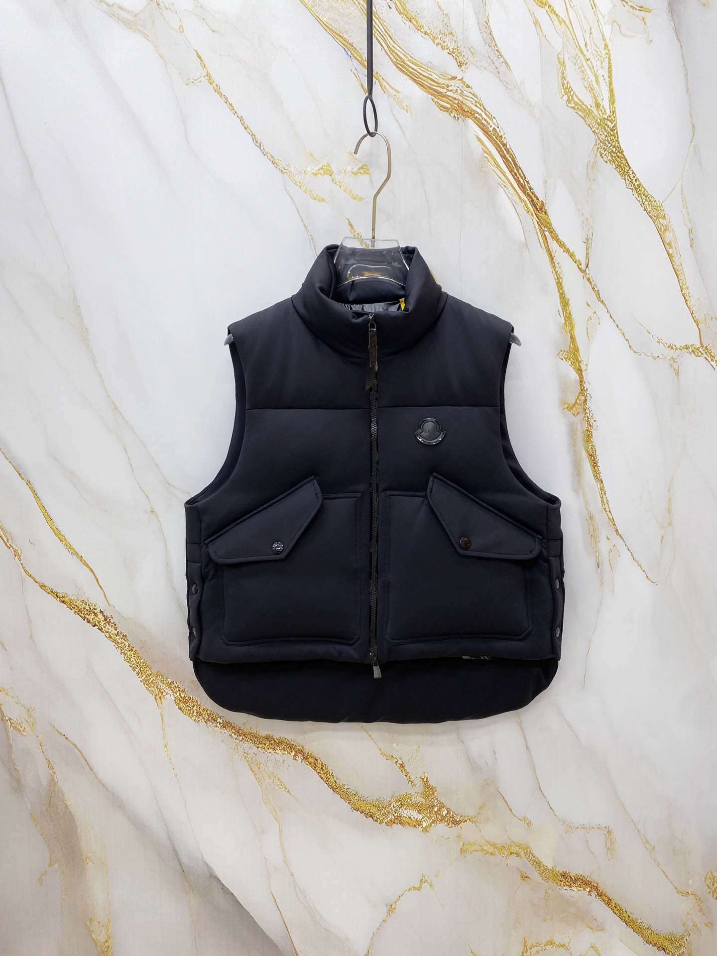 NO:712185,Special down jacket, Moncler  Enninful's design pieces combine elegant lines with practical materials and details. Focus The Moncler x EE72 by Edward Enninful Otis down vest is made of technical jersey and combines fashion, protection and comfort. This cotton and nylon blend retains a natural feel while having an elastic finish that supports body movement. This Moncler  The Genius thermal piece is a down jacket that moves with you. It is equipped with adjustable side slits and a lower drawstring design, which can flexibly fit different styling needs. Details Made of elastic cotton and nylon blended technical knitted fabric Nylon laqué lining Down filling Zipper closure Side slits with snap closures Pockets with snap closures Drawstring adjustment at the bottom Logo patch Size1-5 Couple style,,Moncler,jackets & coats,down jacket,19860909特级羽绒蒙口羽绒服Moncler x EE72 by Edward Enninful Otis羽绒背心马甲.天才设计师系列.鹅绒填充.原版购入开发.极致重工单品.小细节真的太多了. 吊牌条码款号齐全,对应官网一致.吊牌内置NFC电子感应防伪.支持多重防伪验证. Otis羽绒背心是Moncler x EE72 by Edward Enninful的设计单品,将优雅的线条与实用的物料和细节结合. 焦点 Moncler x EE72 by Edward Enninful Otis羽绒背心采用技术针织布制成,糅合时尚、保护与舒适的设计理念.这种棉和尼龙混纺料保留了天然触感,同时具有支持肢体活动的弹性饰面.这款Moncler Genius保暖单品是随您活动的羽绒外套,配备可调节侧开衩及下抽绳设计,灵活贴合不同造型需要. 细节 采用弹性棉质和尼龙混纺技术针织布制作 Nylon laqué衬里 羽绒填充 拉链开合 侧面开衩以按扣开合 口袋以按扣开合 下以抽绳调节 标志贴片 Size1-5 情侣款,,Moncler,jackets & coats,down jacket,,Men's clothing