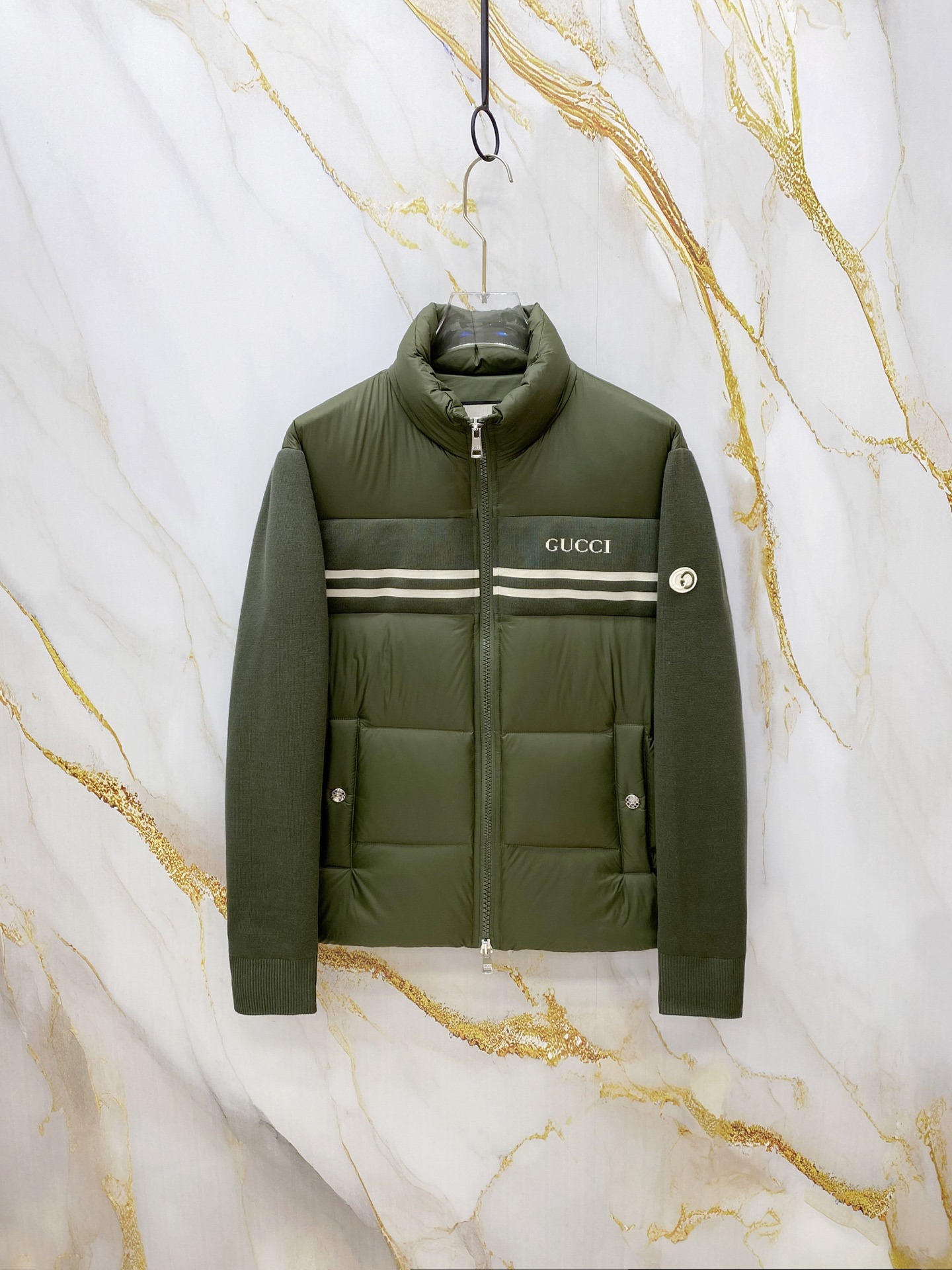 NO:712182,Gucci Gucci Down Jacket 2025 latest fashion designer jacket down jacket. Every detail shows high-end craftsmanship. The design changes of structural tailoring show the diverse image changes of men. The slim fit and tailored fit meet the current popular multi-layered outfits and are versatile styles for life!  Size 48-56,,gucci,jackets & coats,jackets & coats,down jacket,19860909Gucci 古奇 羽绒服 2025最新款时尚设计师款夹克外套羽绒服处处细节显工艺足够的高级 结构性剪裁的设计改变来展现男士多样的形象变化,修身利落、剪裁合体,满足时下正流行的多层次穿搭,生活百搭款式！ 码数48-56,,gucci,jackets & coats,jackets & coats,down jacket,,Men's clothing