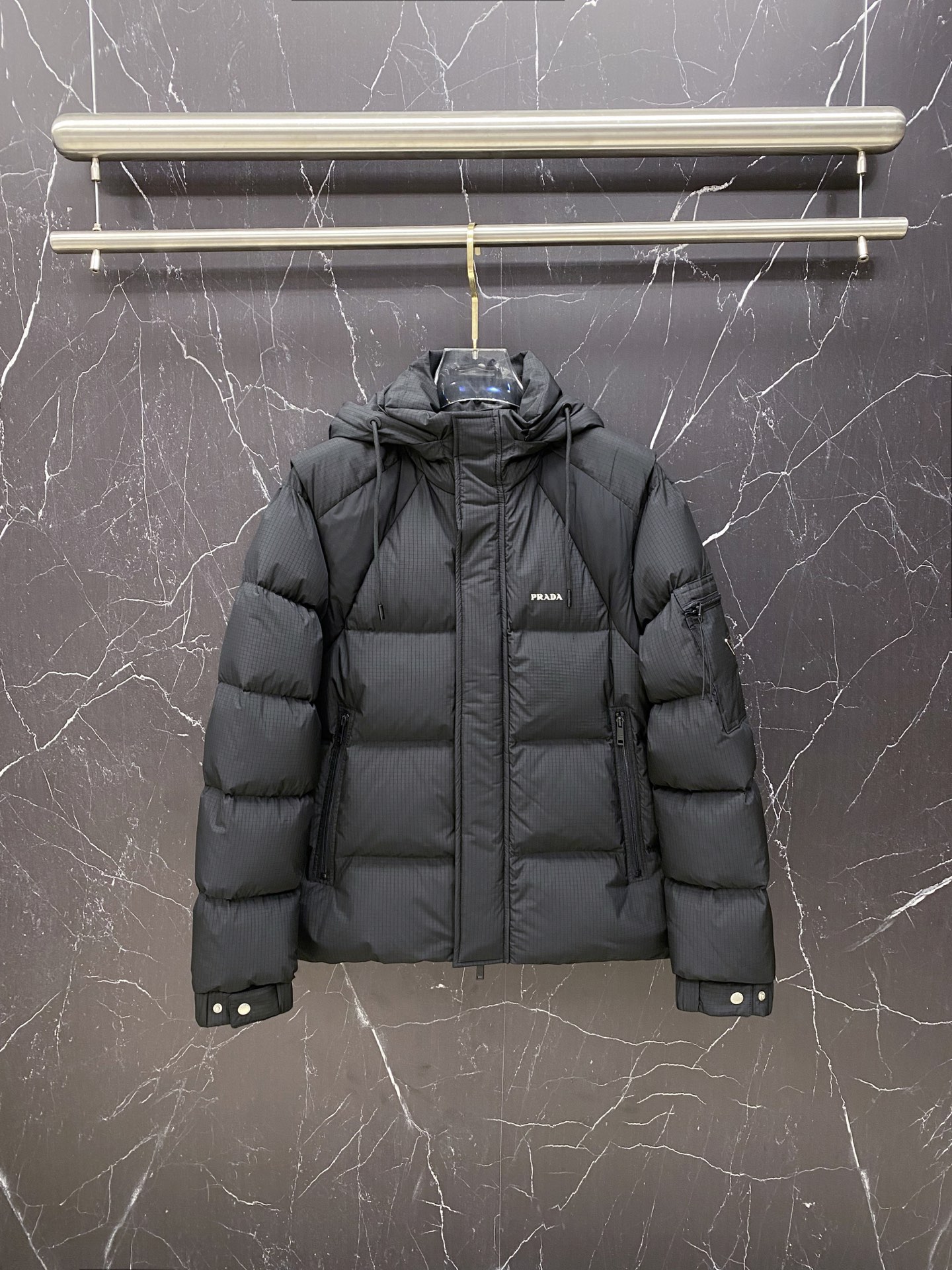 NO:691618,Prada down jacket*2025 new autumn and winter down products｜PRA detachable sleeves, two-wear, reshape winter style. Selected 9010 high-quality large white duck down, with a velvet content of up to 90%, lightweight and temperature-locking, and not afraid of severe cold tests. The appearance adopts a three-dimensional special-shaped cloth piece splicing design to construct a modern diamond-shaped geometric pattern, breaking the conventional monotony and showing structural aesthetics.  Details are decorated with PRADA's classic triangle logo accessories and iconic three-dimensional glossy offset printing, revealing a sense of exquisite identity in a low-key manner. Innovative detachable sleeve design, the jacket and vest can be switched freely, easily coping with changing temperatures and diverse occasions. Wearing two clothes, it combines practical functions and modern craftsmanship. Whether it is daily life in the city or outdoor roaming, it can create an outstanding style. Color black | off-white Size M-3XL,, prada, prada, jackets & coats, down jacket,19860909普拉达 羽绒服*2025秋冬羽绒新品｜PRA可拆卸衣袖,一衣两穿,重塑冬日型格 精选9010高品质大朵白鸭绒,绒子含量高达90,轻盈锁温,无惧严寒考验.外观采用立体异形布片拼接设计,构筑富有现代感的菱形几何图案,打破常规单调,尽显结构美学. 细节处饰以PRADA经典三角徽标配饰与标志性立体光泽胶印,低调中流露精致身份感. 创新可拆卸衣袖设计,外套与背心自如切换,轻松应对多变气温与多元场合.一衣两穿,兼具实用功能与摩登工艺.无论是都市日常或户外漫游,皆能塑造出众型格. 颜色黑色｜米白 尺码M-3XL,,prada,prada,jackets & coats,down jacket,,Men's clothing