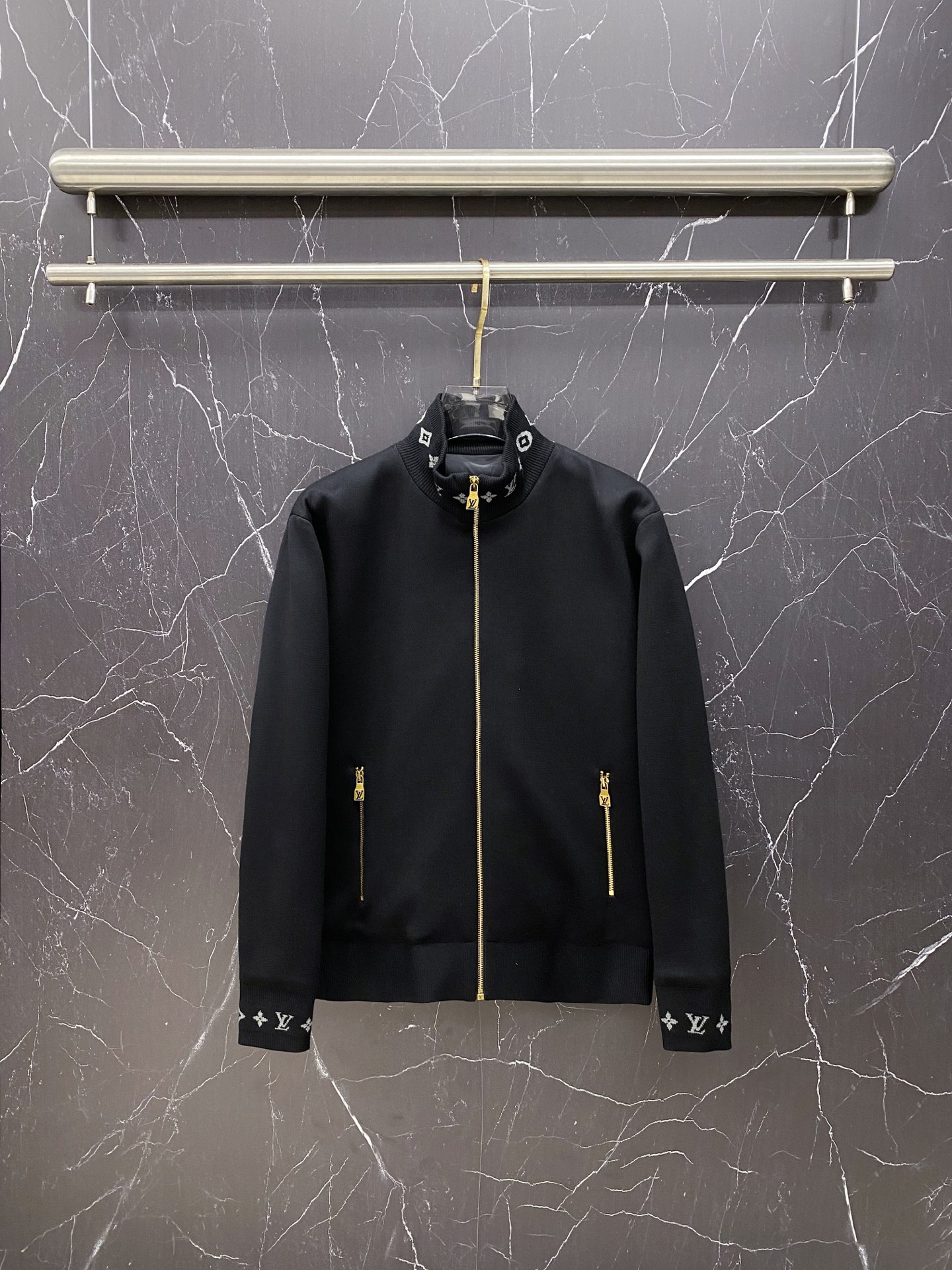 NO:691614,Special down Louis Vuitton Lv265 wool blended knitted down jacket. The interior is equipped with a pressed goose down liner. The double lock velvet locks the temperature neatly. It comes with original matching hardware. This wool blended down jacket is made of double-sided knitting and down to create a simple silhouette. The collar and cuffs are embellished with Monogram jacquard. It is paired with a soft pressed down inner layer, which combines comfort and elegance. It can be paired with the same style of trousers to create a sophisticated travel look.  Standard fit Monogram jacquard on collar and cuffs Zipper with LV imprinted zipper pull Double-sided jacquard, made of down and wool blend inside and outside Zipper closure Zipper pockets Ribbed collar, cuffs and hem Down-filled lining To maintain the quality of this garment, we recommend you follow the following care instructions Do not wash Do not bleach Do not line dry Do not iron Professional dry cleaning Dry clean inside and outside and in mesh Size: 48-56  black/grey,,louis vuitton,louis vuitton,jackets & coats,down jacket,19860909特级羽绒Louis Vuitton Lv265羊毛混纺针织羽绒夹克.内里搭配压胶鹅绒内胆.双重锁绒锁温工整.搭配原厂配套五金. 本款羊毛混纺羽绒夹克以双面针织加羽绒塑造简约廓形,为衣领和袖口点缀Monogram提花,再搭配柔软压胶羽绒内层,兼具舒适质感与优雅风尚. 可与同款长裤共筑考究旅途造型. 标准版型 衣领和袖口点缀 Monogram 提花 拉链配有 LV 铭纹拉链头 双面提花,内外分别取材羽绒和羊毛混纺 拉链开合 拉链袋 罗纹衣领、袖口和下摆 内里填充羽绒 为了保持此服装的质量,我们建议您遵守以下保养说明 请勿洗涤 不可漂白 请勿晾干 请勿熨烫 专业干洗 由内外和网内干洗 Size:48-56 黑色/灰色,,louis vuitton,louis vuitton,jackets & coats,down jacket,,Men's clothing