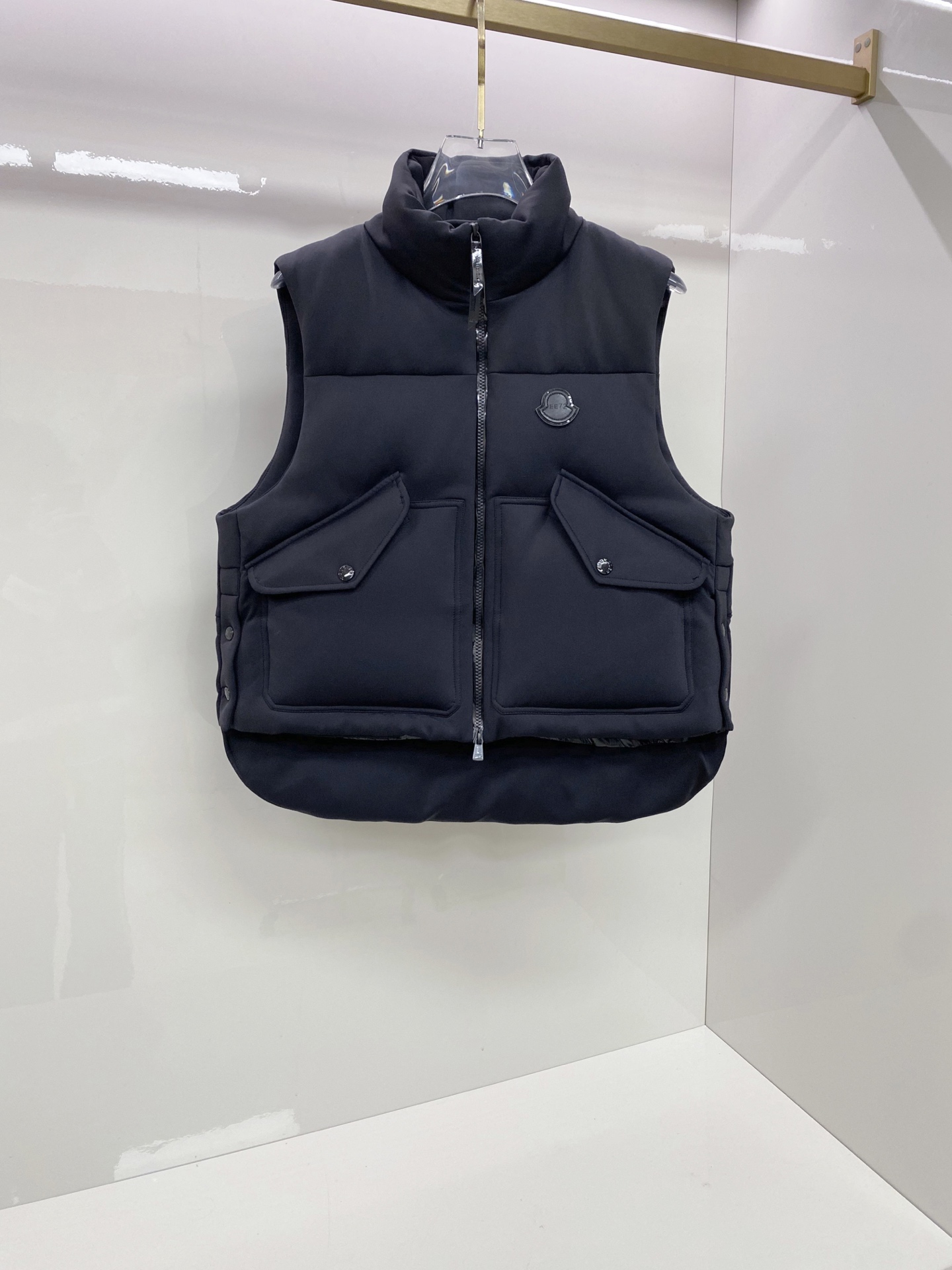 NO:691998,Special down jacket, Moncler  Enninful's design pieces combine elegant lines with practical materials and details. Focus The Moncler x EE72 by Edward Enninful Otis down vest is made of technical jersey and combines fashion, protection and comfort. This cotton and nylon blend retains a natural feel while having an elastic finish that supports body movement. This Moncler  The Genius thermal piece is a down jacket that moves with you. It is equipped with adjustable side slits and a lower drawstring design, which can flexibly fit different styling needs. Details Made of elastic cotton and nylon blended technical knitted fabric Nylon laqué lining Down filling Zipper closure Side slits with snap closures Pockets with snap closures Drawstring adjustment at the bottom Logo patch Size1-5 Couple style,,Moncler,jackets & coats,down jacket,19860909特级羽绒蒙口羽绒服Moncler x EE72 by Edward Enninful Otis羽绒背心马甲.天才设计师系列.鹅绒填充.原版购入开发.极致重工单品.小细节真的太多了. 吊牌条码款号齐全,对应官网一致.吊牌内置NFC电子感应防伪.支持多重防伪验证. Otis羽绒背心是Moncler x EE72 by Edward Enninful的设计单品,将优雅的线条与实用的物料和细节结合. 焦点 Moncler x EE72 by Edward Enninful Otis羽绒背心采用技术针织布制成,糅合时尚、保护与舒适的设计理念.这种棉和尼龙混纺料保留了天然触感,同时具有支持肢体活动的弹性饰面.这款Moncler Genius保暖单品是随您活动的羽绒外套,配备可调节侧开衩及下抽绳设计,灵活贴合不同造型需要. 细节 采用弹性棉质和尼龙混纺技术针织布制作 Nylon laqué衬里 羽绒填充 拉链开合 侧面开衩以按扣开合 口袋以按扣开合 下以抽绳调节 标志贴片 Size1-5 情侣款,,Moncler,jackets & coats,down jacket,,Men's clothing