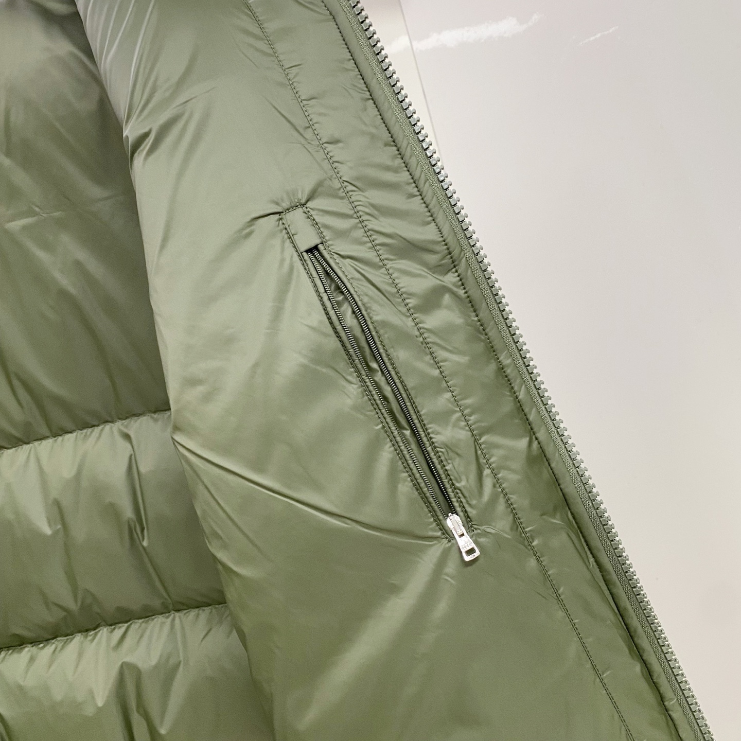 Gucci 古奇 羽绒服 2025最新款时尚设计师款夹克外套羽绒服处处细节显工艺足够的高级 结构性剪裁的