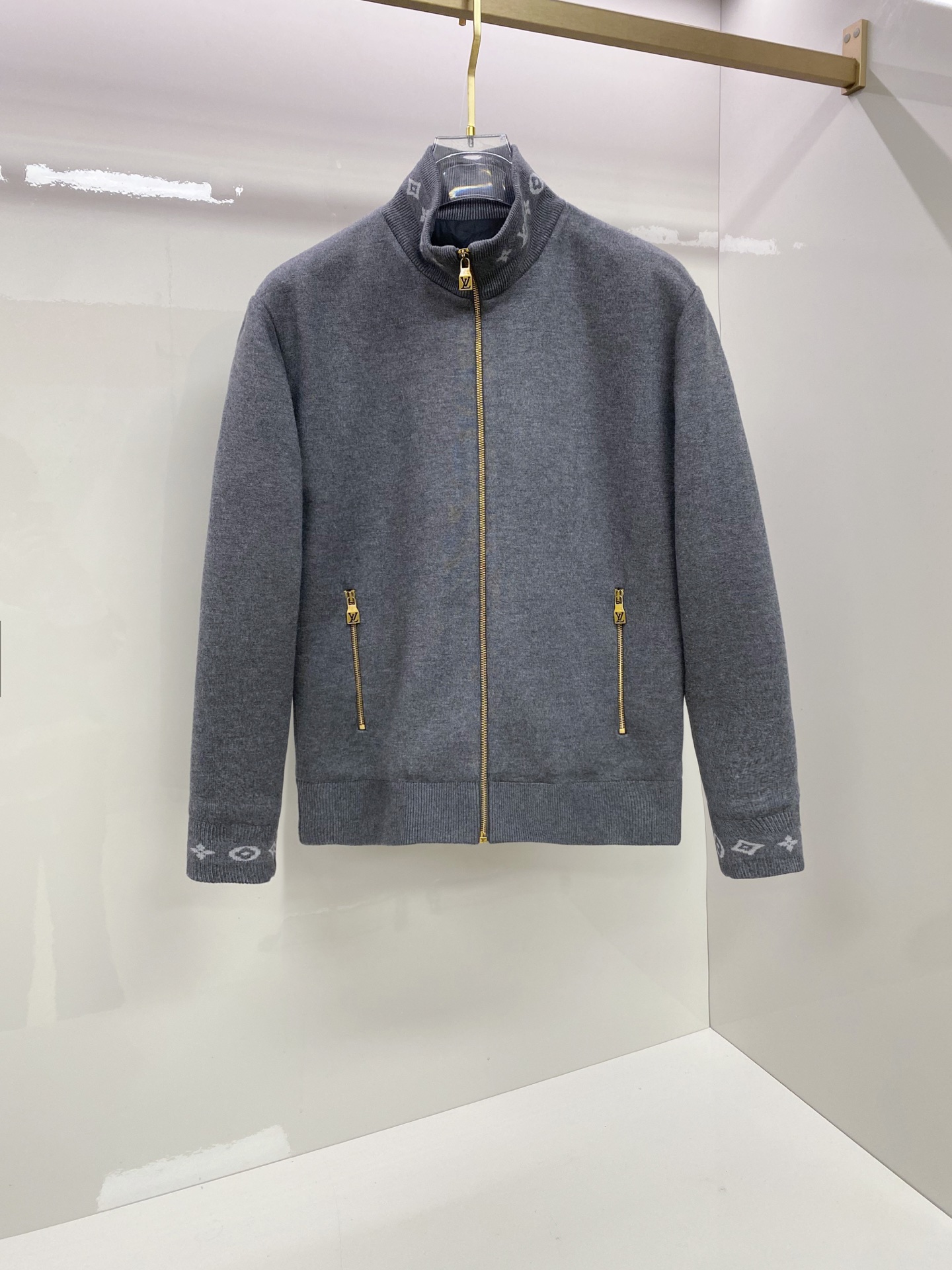 NO:691977,Special down Louis Vuitton Lv265 wool blended knitted down jacket. The interior is equipped with a pressed goose down liner. The double lock velvet locks the temperature neatly. It comes with original matching hardware. This wool blended down jacket is made of double-sided knitting and down to create a simple silhouette. The collar and cuffs are embellished with Monogram jacquard. It is paired with a soft pressed down inner layer, which combines comfort and elegance. It can be paired with the same style of trousers to create a sophisticated travel look.  Standard fit Monogram jacquard on collar and cuffs Zipper with LV imprinted zipper pull Double-sided jacquard, made of down and wool blend inside and outside Zipper closure Zipper pockets Ribbed collar, cuffs and hem Down-filled lining To maintain the quality of this garment, we recommend you follow the following care instructions Do not wash Do not bleach Do not line dry Do not iron Professional dry cleaning Dry clean inside and outside and in mesh Size: 48-56  black/grey,,louis vuitton,louis vuitton,jackets & coats,down jacket,19860909特级羽绒Louis Vuitton Lv265羊毛混纺针织羽绒夹克.内里搭配压胶鹅绒内胆.双重锁绒锁温工整.搭配原厂配套五金. 本款羊毛混纺羽绒夹克以双面针织加羽绒塑造简约廓形,为衣领和袖口点缀Monogram提花,再搭配柔软压胶羽绒内层,兼具舒适质感与优雅风尚. 可与同款长裤共筑考究旅途造型. 标准版型 衣领和袖口点缀 Monogram 提花 拉链配有 LV 铭纹拉链头 双面提花,内外分别取材羽绒和羊毛混纺 拉链开合 拉链袋 罗纹衣领、袖口和下摆 内里填充羽绒 为了保持此服装的质量,我们建议您遵守以下保养说明 请勿洗涤 不可漂白 请勿晾干 请勿熨烫 专业干洗 由内外和网内干洗 Size:48-56 黑色/灰色,,louis vuitton,louis vuitton,jackets & coats,down jacket,,Men's clothing