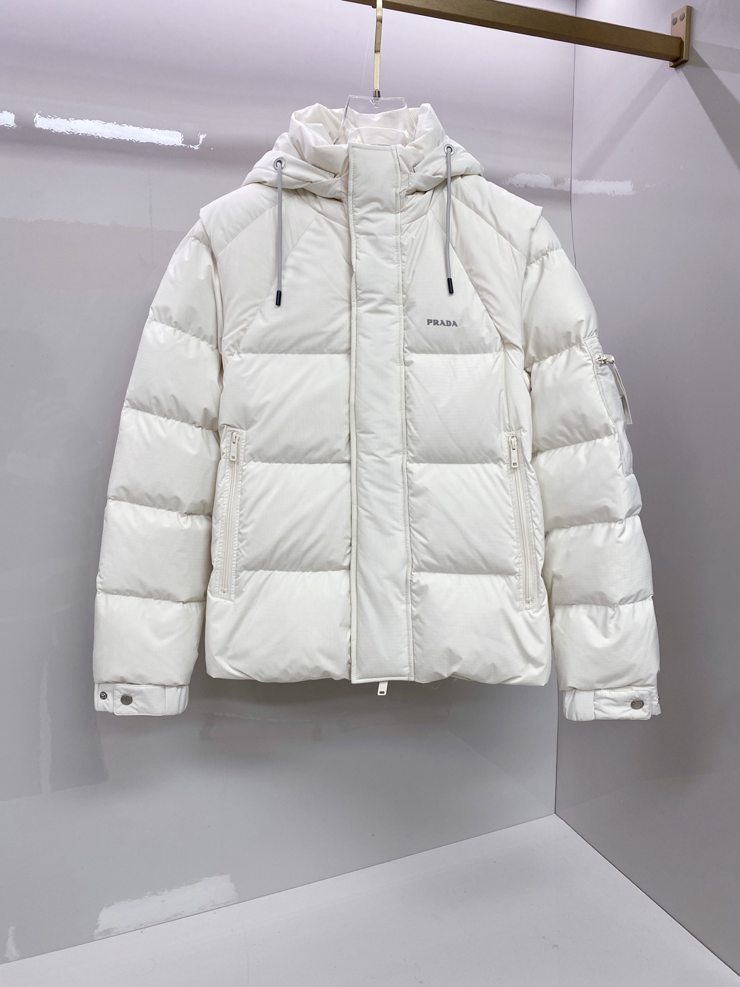 NO:691991,Prada down jacket*2025 new autumn and winter down products｜PRA detachable sleeves, two-wear, reshape winter style. Selected 9010 high-quality large white duck down, with a velvet content of up to 90%, lightweight and temperature-locking, and not afraid of severe cold tests. The appearance adopts a three-dimensional special-shaped cloth piece splicing design to construct a modern diamond-shaped geometric pattern, breaking the conventional monotony and showing structural aesthetics.  Details are decorated with PRADA's classic triangle logo accessories and iconic three-dimensional glossy offset printing, revealing a sense of exquisite identity in a low-key manner. Innovative detachable sleeve design, the jacket and vest can be switched freely, easily coping with changing temperatures and diverse occasions. Wearing two clothes, it combines practical functions and modern craftsmanship. Whether it is daily life in the city or outdoor roaming, it can create an outstanding style. Color black | off-white Size M-3XL,, prada, prada, jackets & coats, down jacket,19860909普拉达 羽绒服*2025秋冬羽绒新品｜PRA可拆卸衣袖,一衣两穿,重塑冬日型格 精选9010高品质大朵白鸭绒,绒子含量高达90,轻盈锁温,无惧严寒考验.外观采用立体异形布片拼接设计,构筑富有现代感的菱形几何图案,打破常规单调,尽显结构美学. 细节处饰以PRADA经典三角徽标配饰与标志性立体光泽胶印,低调中流露精致身份感. 创新可拆卸衣袖设计,外套与背心自如切换,轻松应对多变气温与多元场合.一衣两穿,兼具实用功能与摩登工艺.无论是都市日常或户外漫游,皆能塑造出众型格. 颜色黑色｜米白 尺码M-3XL,,prada,prada,jackets & coats,down jacket,,Men's clothing