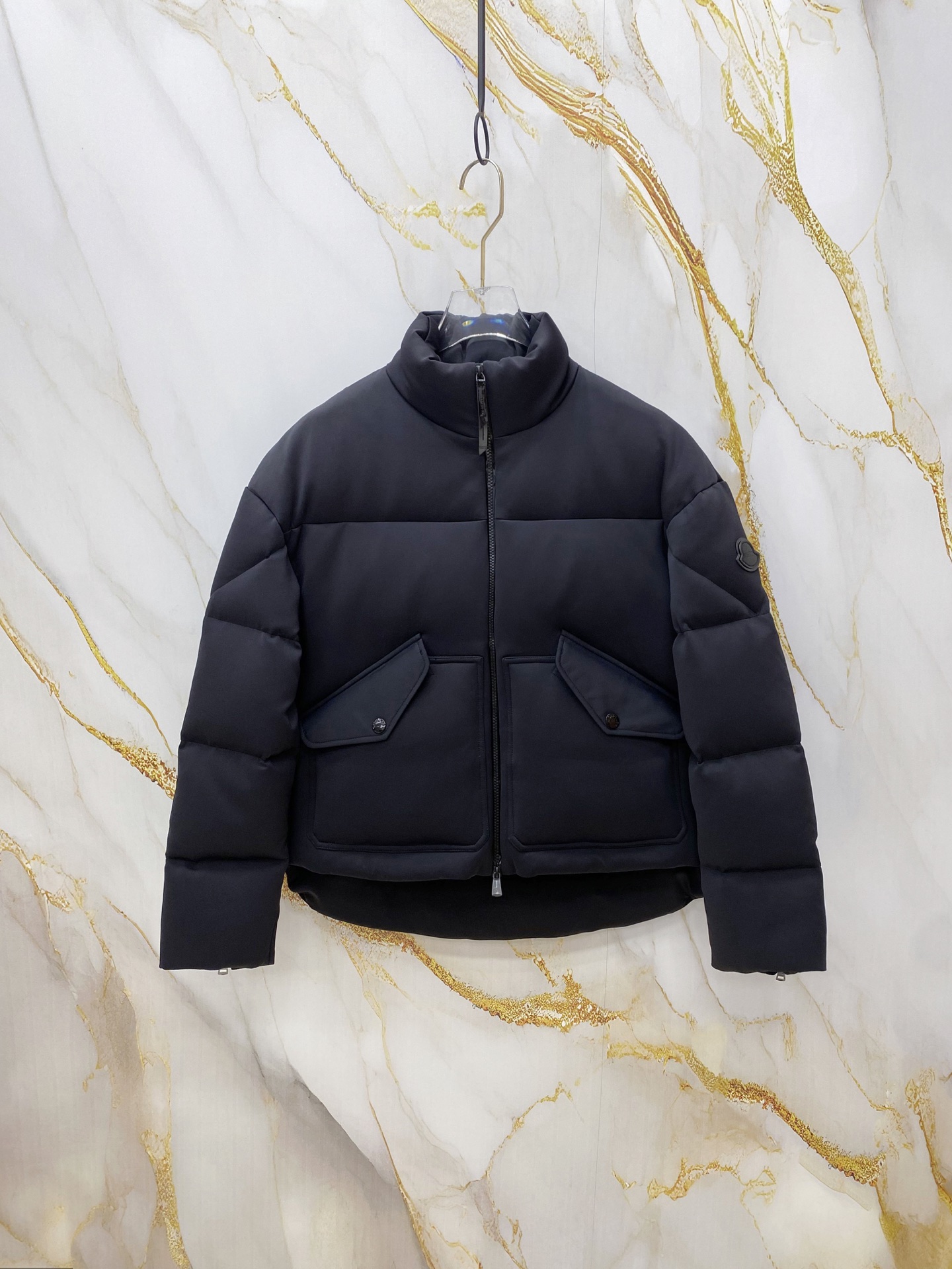 NO:712188,19860909特级羽绒Moncler Genius天才设计师Seymour短款男女款羽绒夹克外套.Moncler x EE72 by Edward Enninful爱德华联名推送.原版购入开发,原厂替换面料原厂配套五金. 吊牌条码款号齐全,对应官网一致.吊牌内置 NFC电子感应防伪.支持多重防伪验证. Seymour羽绒夹克采用平纹针织面料制成,属于Moncler x EE72 by Edward Enninful系列单品,展现精美格调. 商品详情 Moncler x EE72 by Edward Enninful Seymour羽绒夹克将保护性和舒适感相结合演绎时尚设计,采用平纹针织面料制成,这种棉质与尼龙混纺面料质感自然,同时具有弹力效果,可令活动自如.Moncler Genius保暖单品,内设可调节肩带,在气温升高时可如背包一般背携,彰显实用设计. 细节 采用弹力棉质和尼龙混纺平纹针织面料制成 Nylon laqué衬里 填充羽绒 拉链开合 侧面开衩,按扣开合 贴袋设有按扣 可调节内置肩带 拉链袖口 抽绳下摆 Size1-5 情侣款,,backpacks,jackets & coats,jackets & coats,down jacket,,Men's clothing