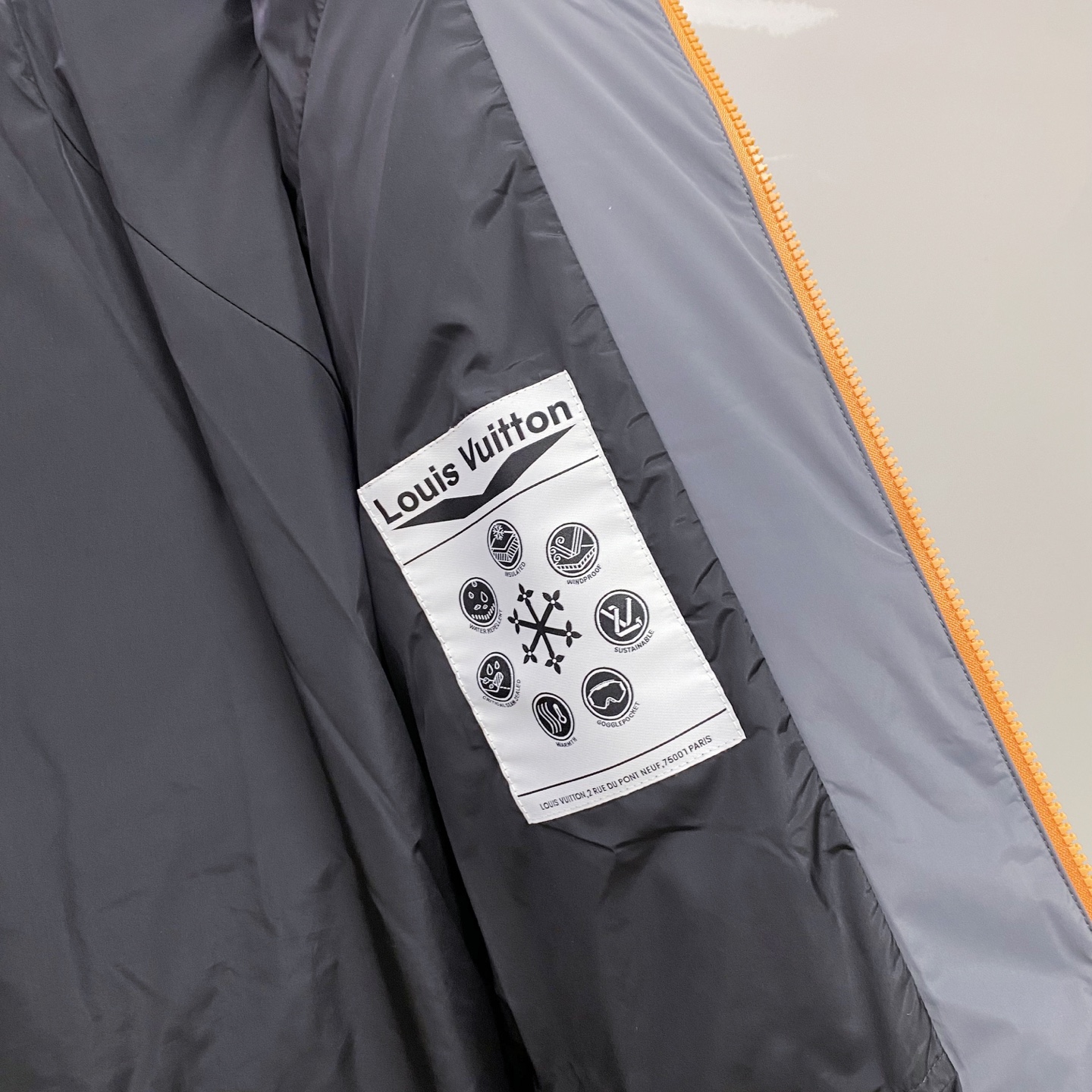特级羽绒⬆️LOUIS VUITTON LV3390秋冬新款SKI滑雪系列灰色潮流长袖连帽拉链羽绒服.E