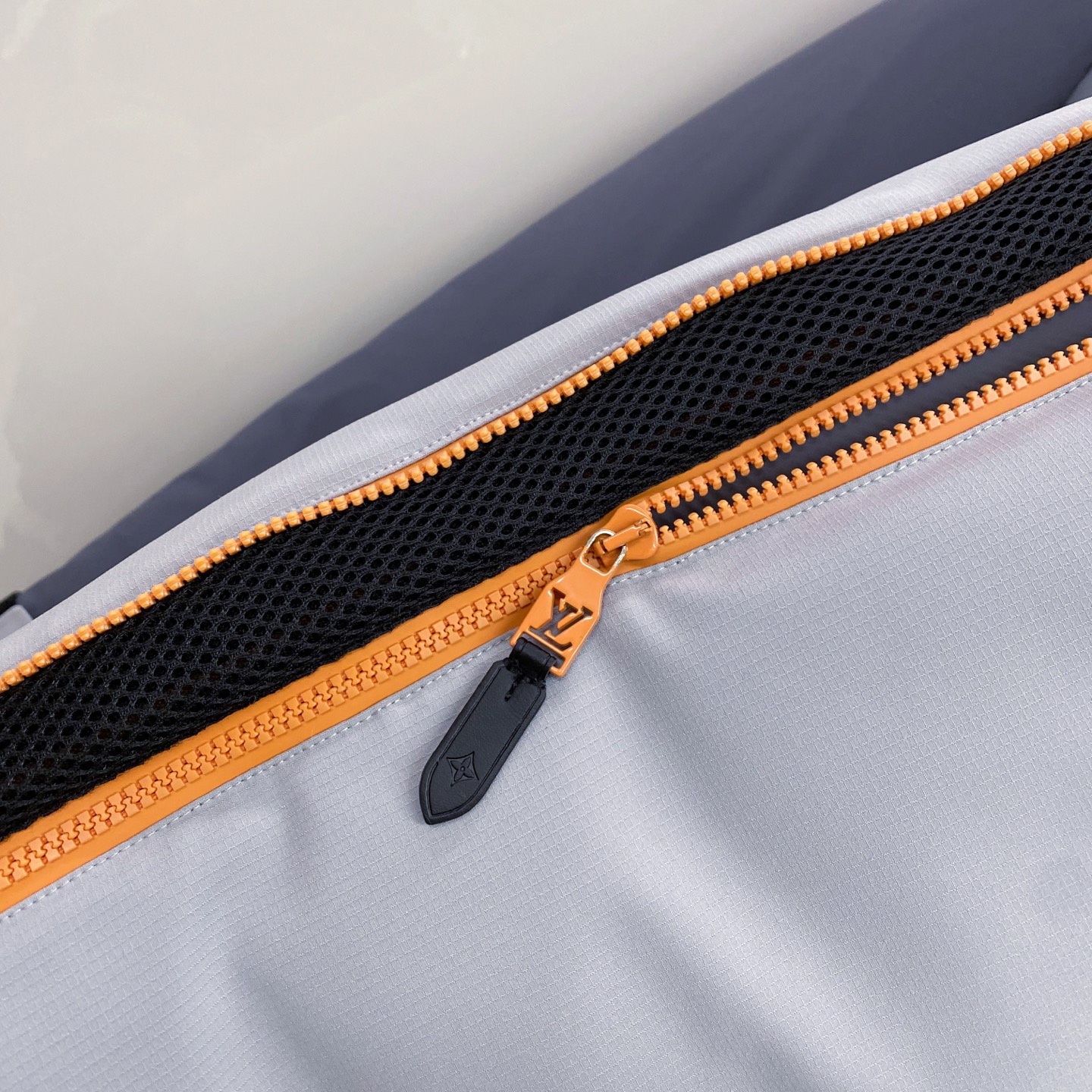 特级羽绒⬆️LOUIS VUITTON LV3390秋冬新款SKI滑雪系列灰色潮流长袖连帽拉链羽绒服.E