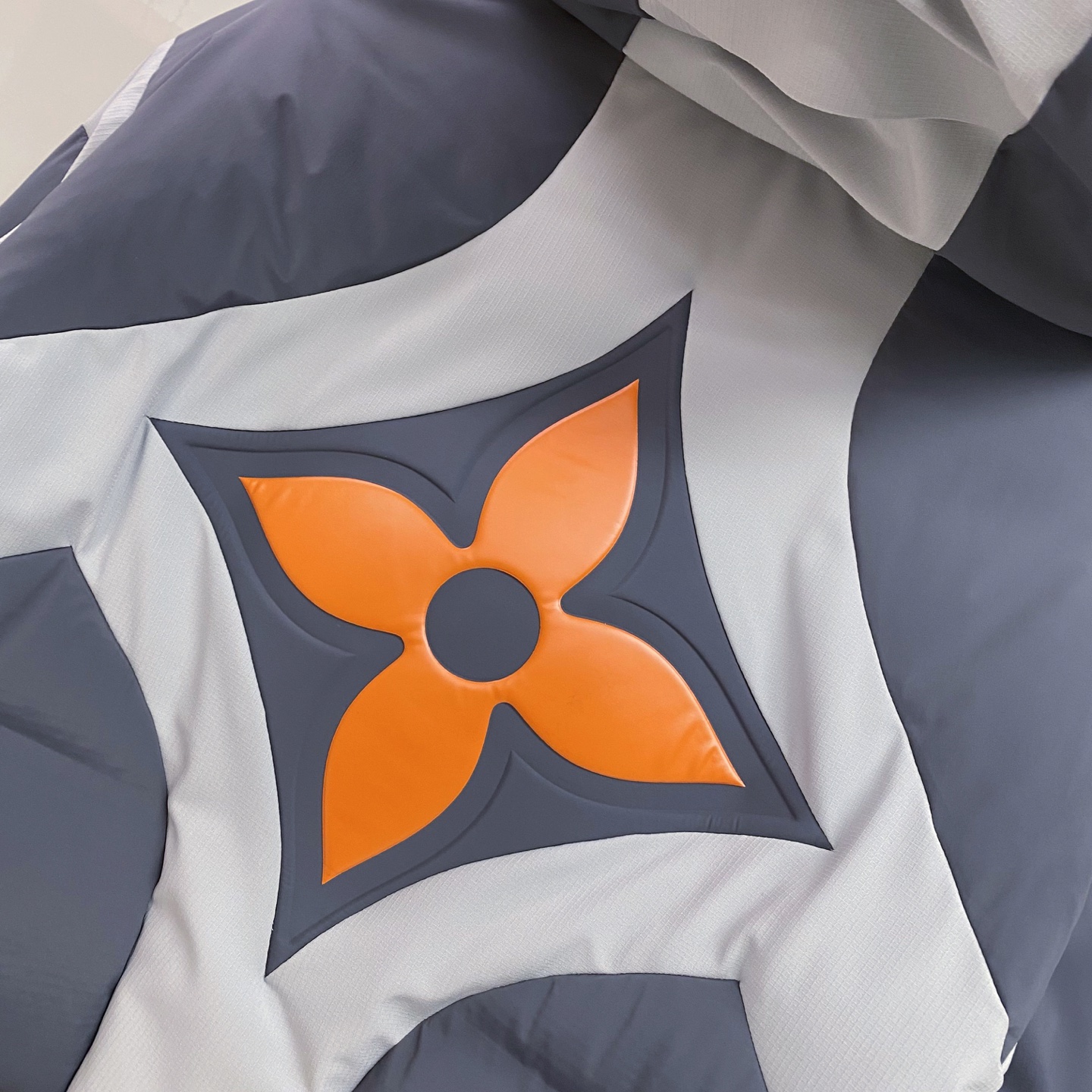 特级羽绒⬆️LOUIS VUITTON LV3390秋冬新款SKI滑雪系列灰色潮流长袖连帽拉链羽绒服.E