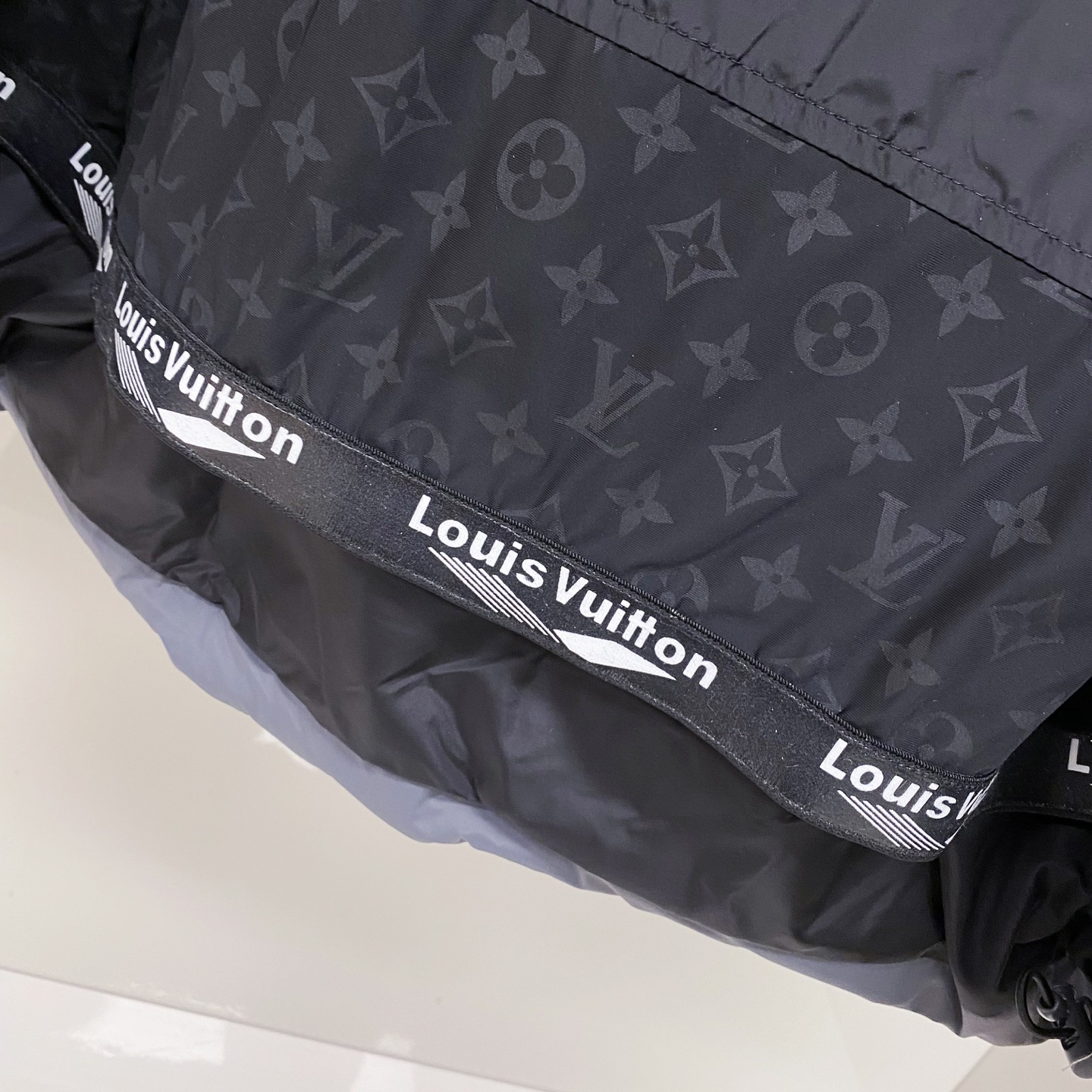 特级羽绒⬆️LOUIS VUITTON LV3390秋冬新款SKI滑雪系列灰色潮流长袖连帽拉链羽绒服.E