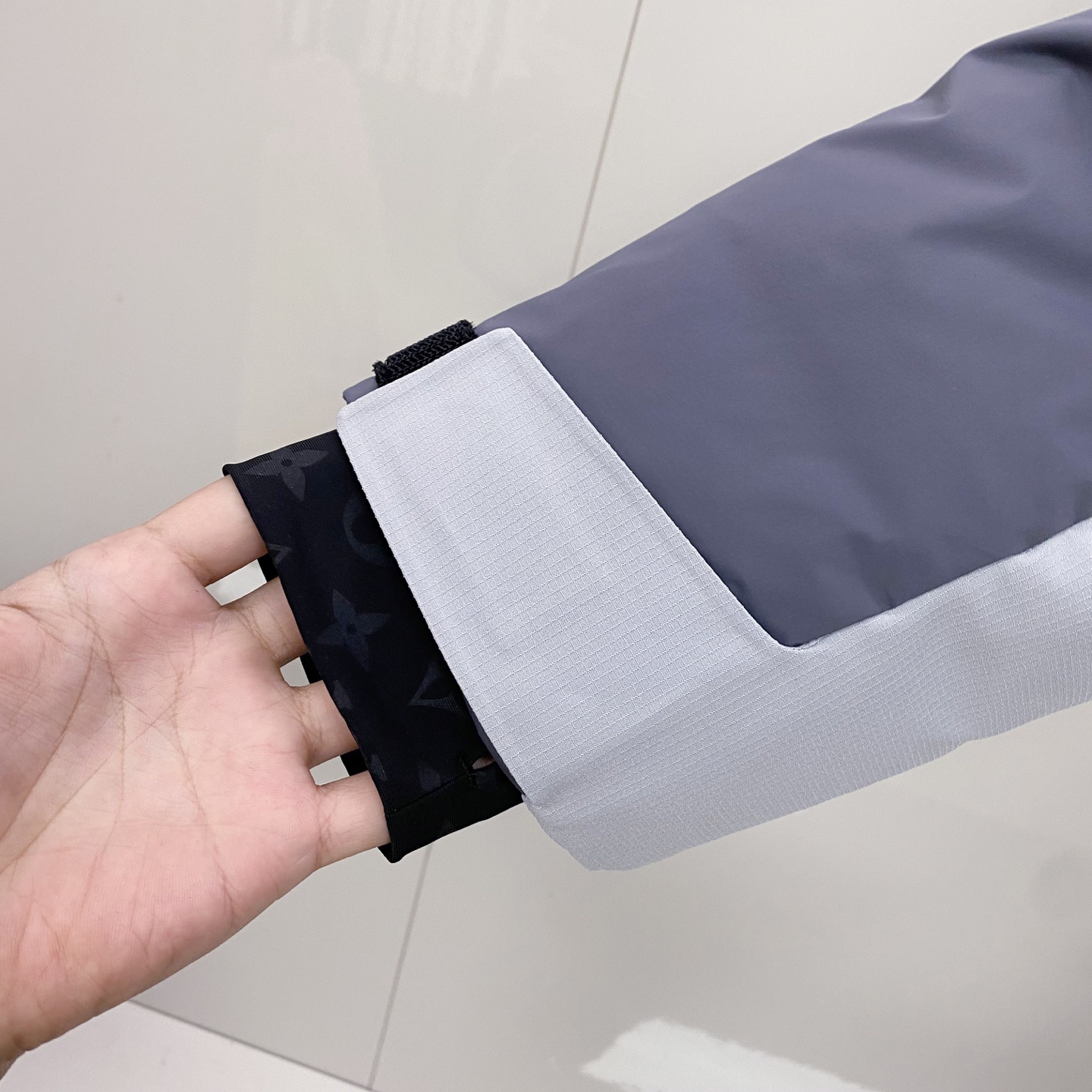 特级羽绒⬆️LOUIS VUITTON LV3390秋冬新款SKI滑雪系列灰色潮流长袖连帽拉链羽绒服.E