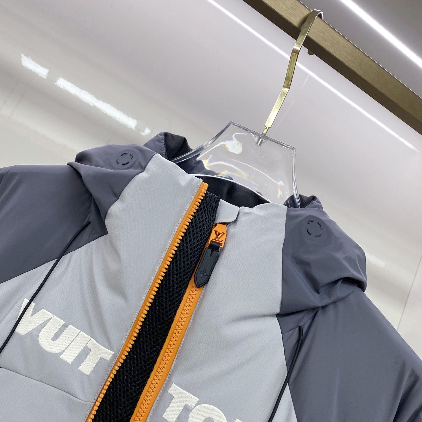 特级羽绒⬆️LOUIS VUITTON LV3390秋冬新款SKI滑雪系列灰色潮流长袖连帽拉链羽绒服.E