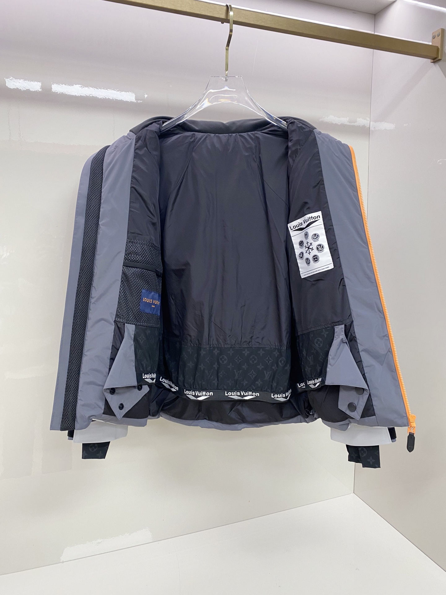 特级羽绒⬆️LOUIS VUITTON LV3390秋冬新款SKI滑雪系列灰色潮流长袖连帽拉链羽绒服.E