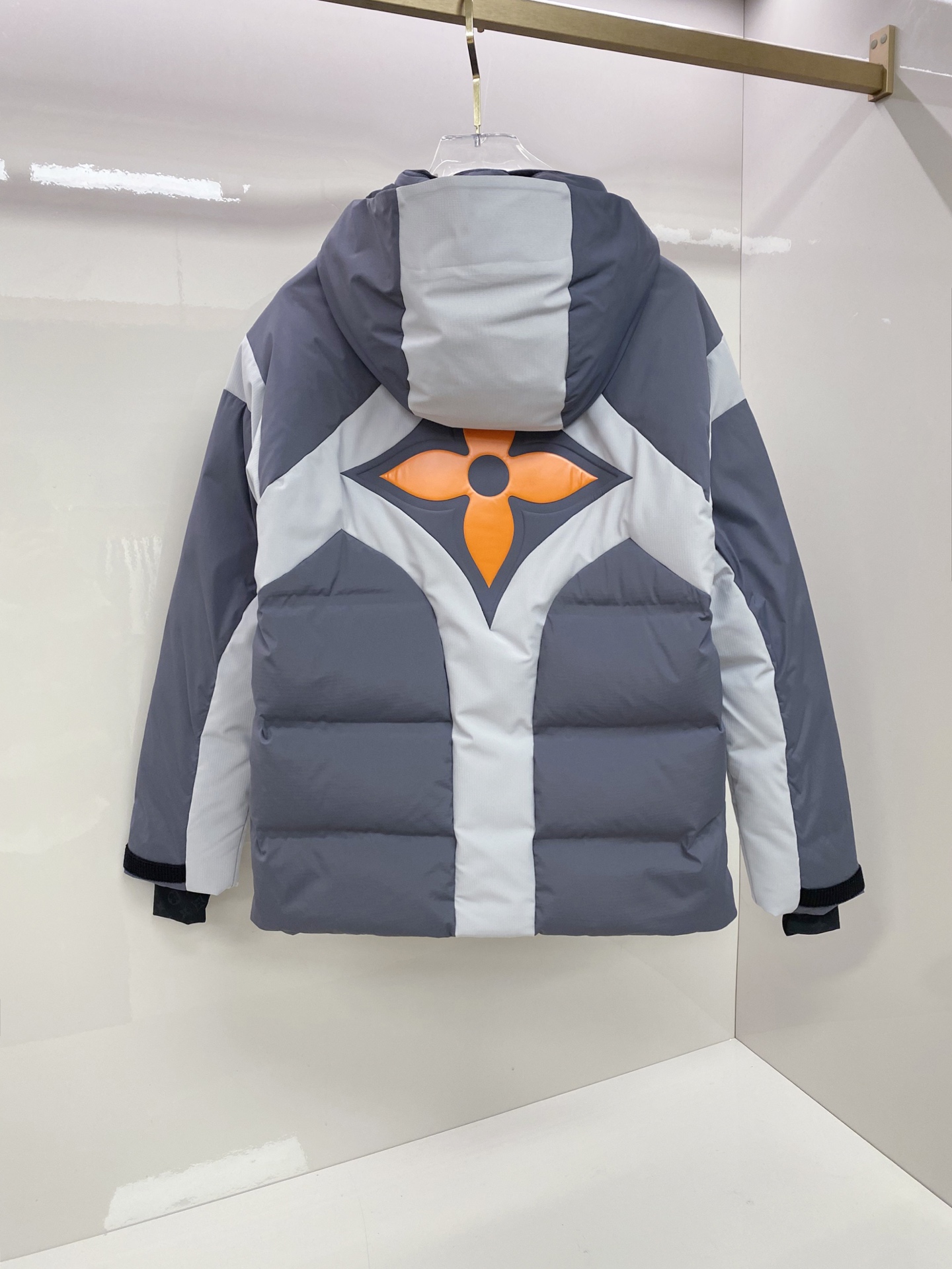 特级羽绒⬆️LOUIS VUITTON LV3390秋冬新款SKI滑雪系列灰色潮流长袖连帽拉链羽绒服.E