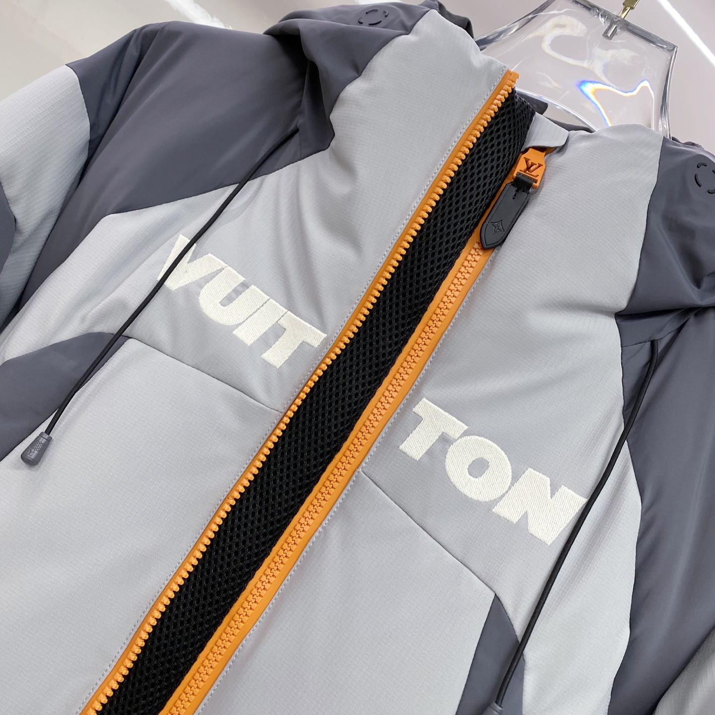 特级羽绒⬆️LOUIS VUITTON LV3390秋冬新款SKI滑雪系列灰色潮流长袖连帽拉链羽绒服.E